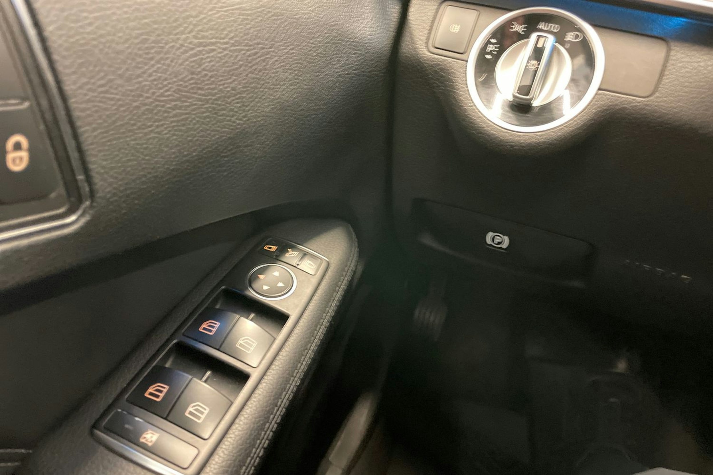 Musta Mercedes-Benz E 2013 kuva 21.