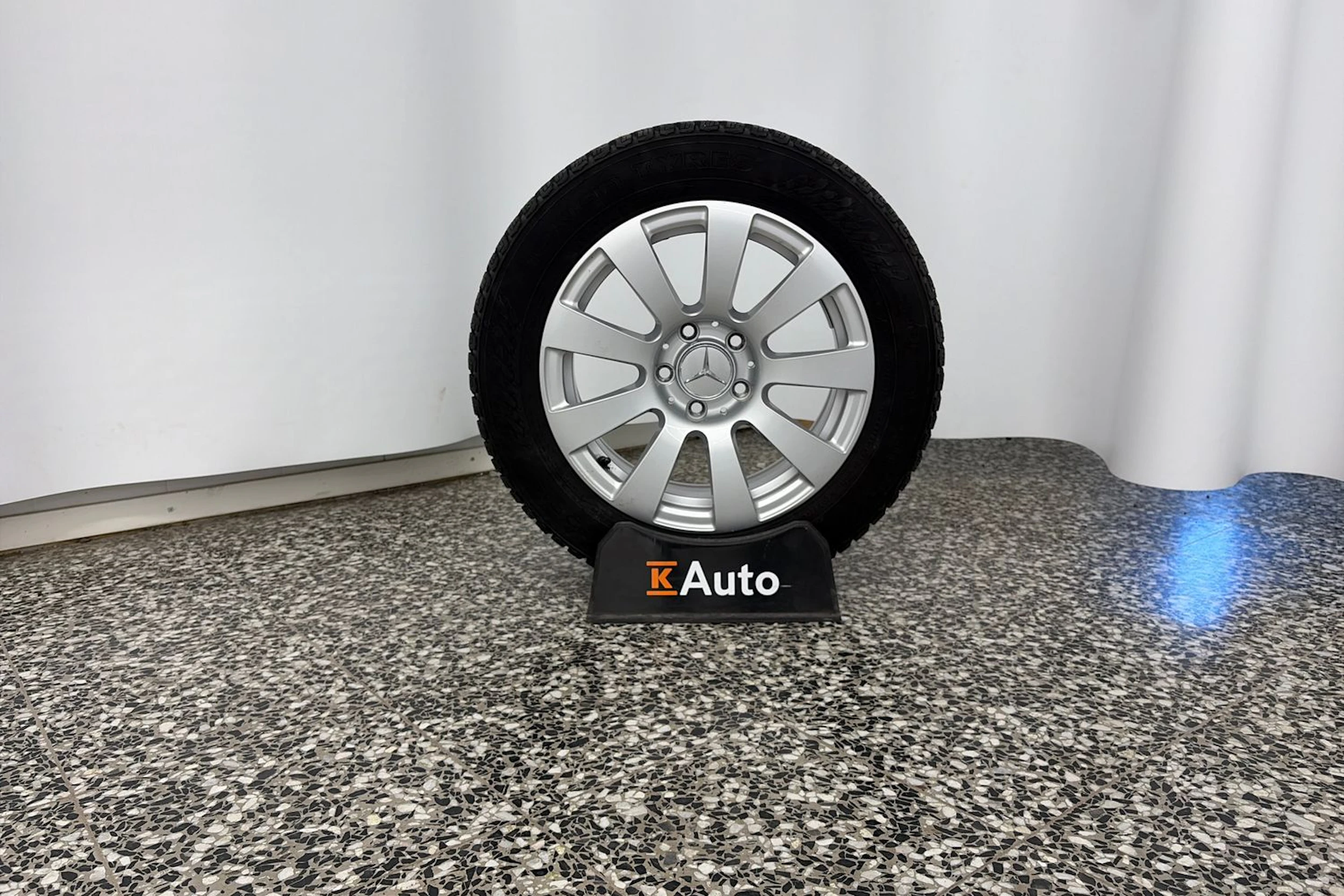 harmaa Mercedes-Benz E 2014 kuva 13.