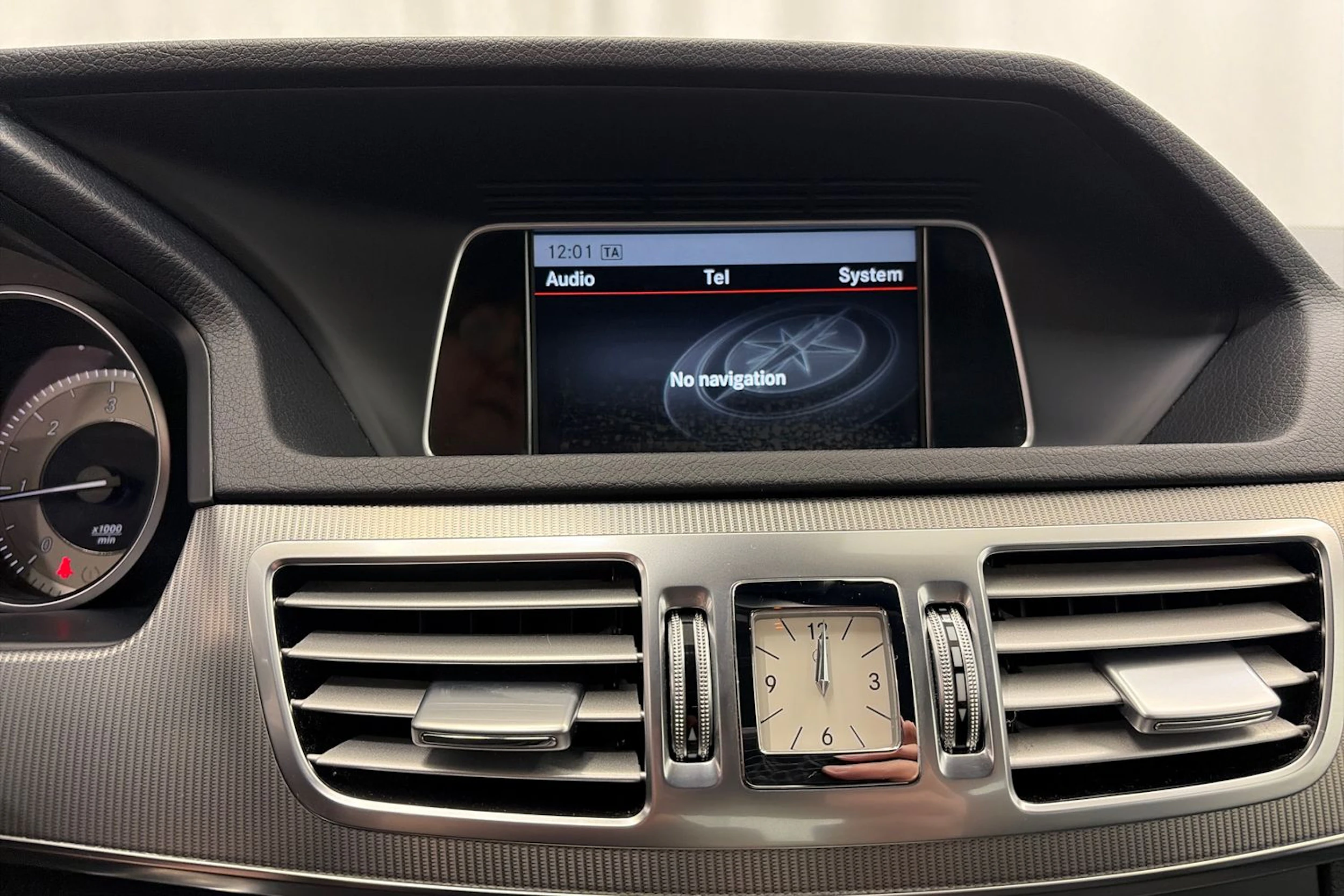 harmaa Mercedes-Benz E 2014 kuva 26.