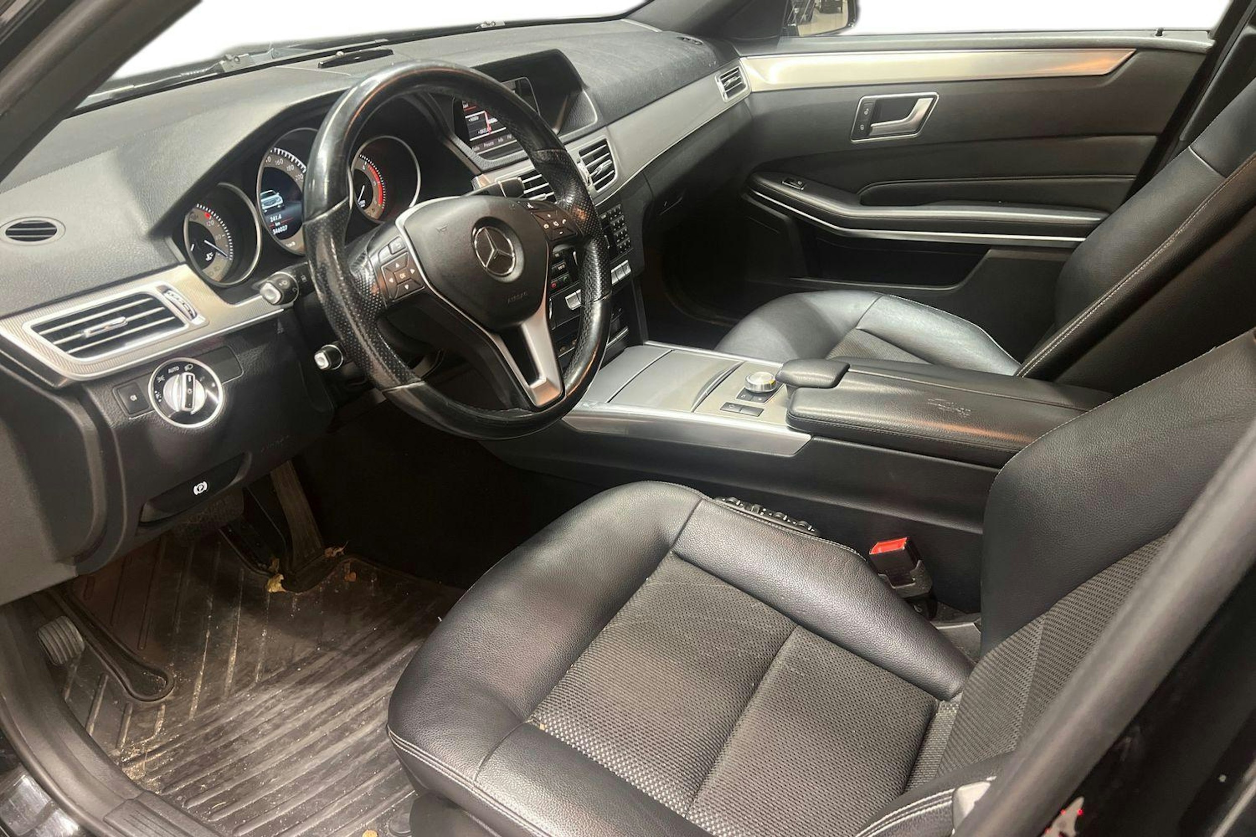 Musta Mercedes-Benz E 2014 kuva 3.