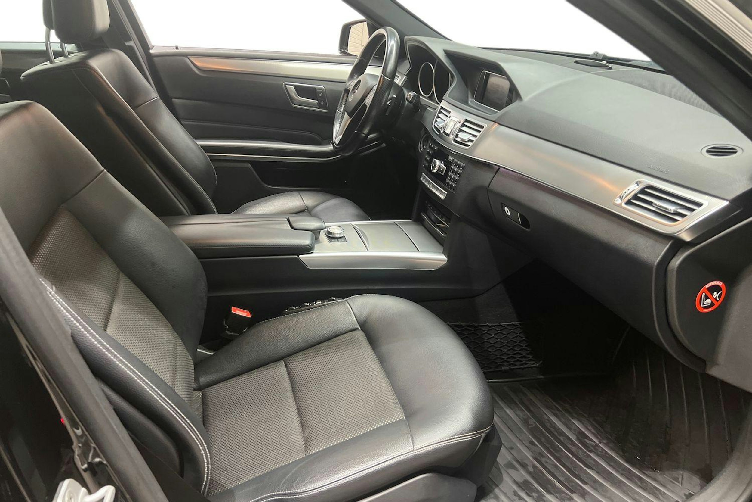 Musta Mercedes-Benz E 2014 kuva 10.