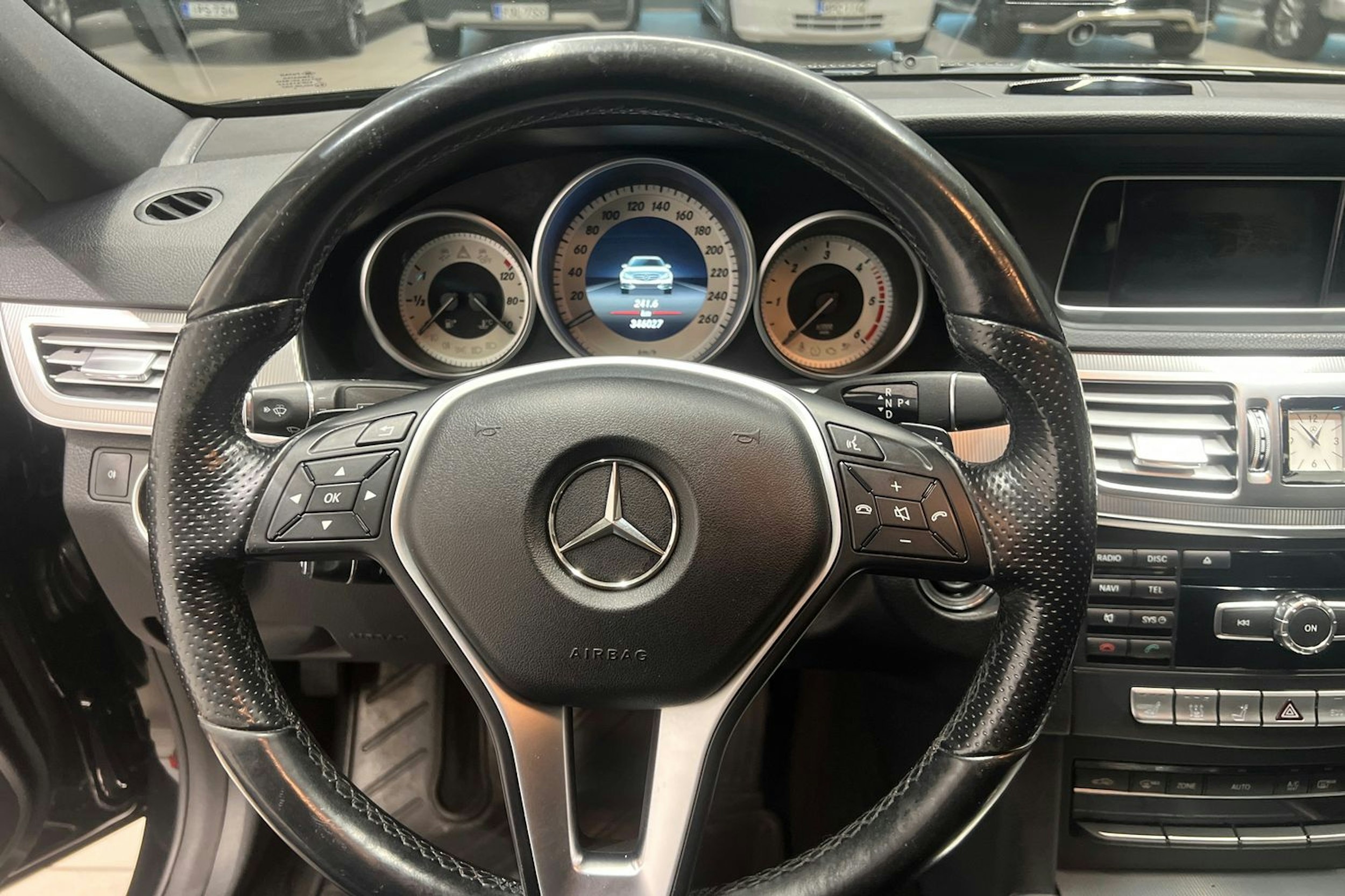 Musta Mercedes-Benz E 2014 kuva 13.