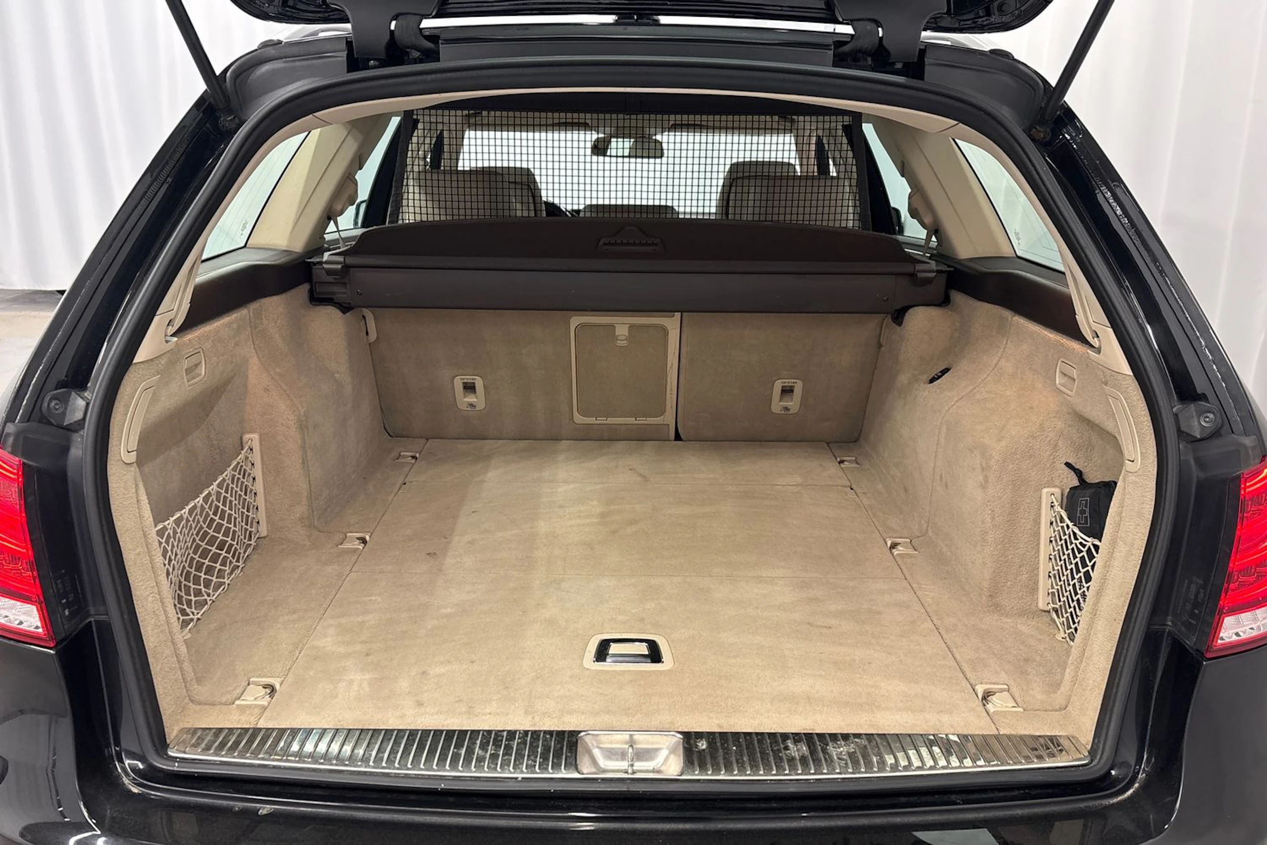 musta Mercedes-Benz E 2014 kuva 12.