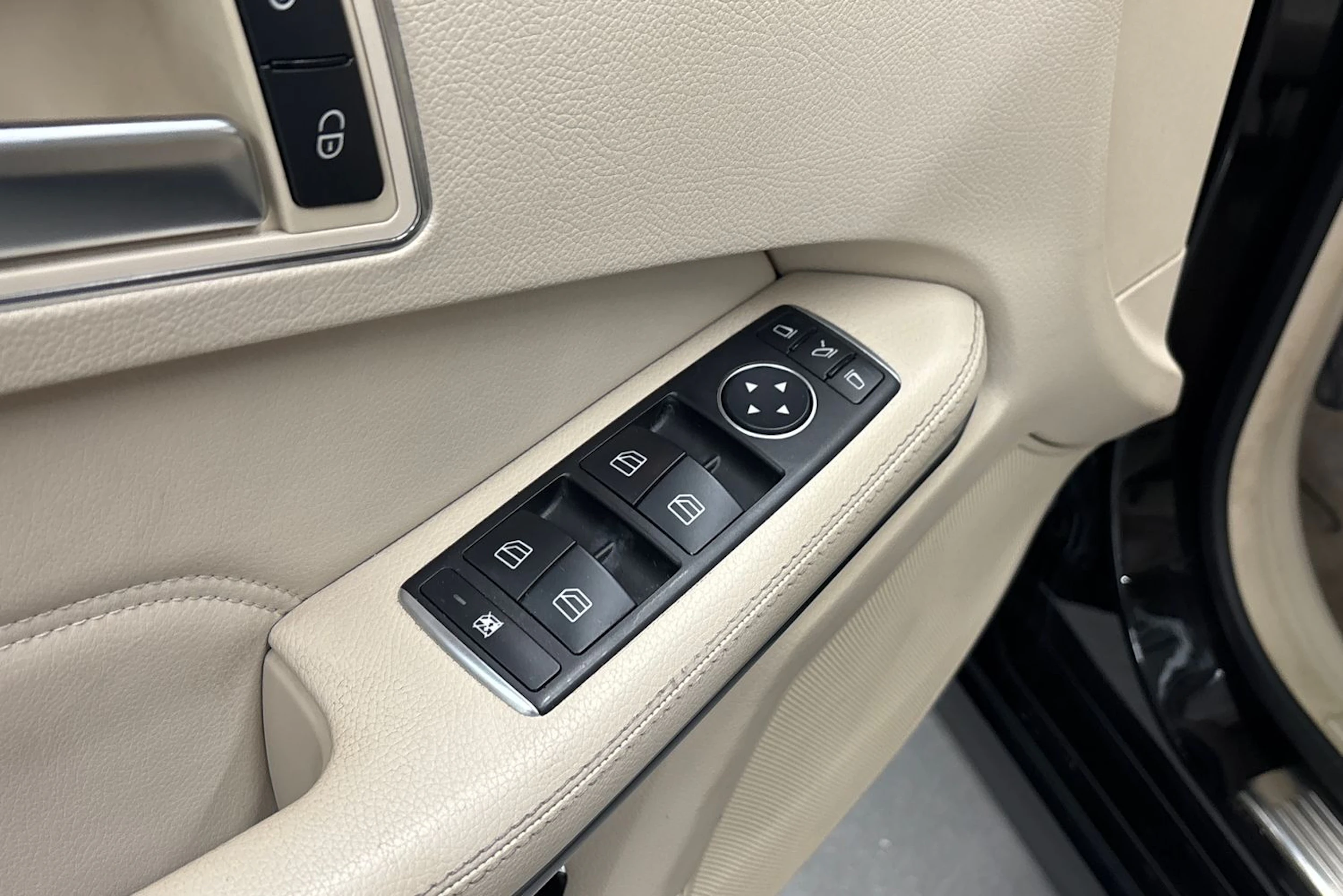 musta Mercedes-Benz E 2014 kuva 14.