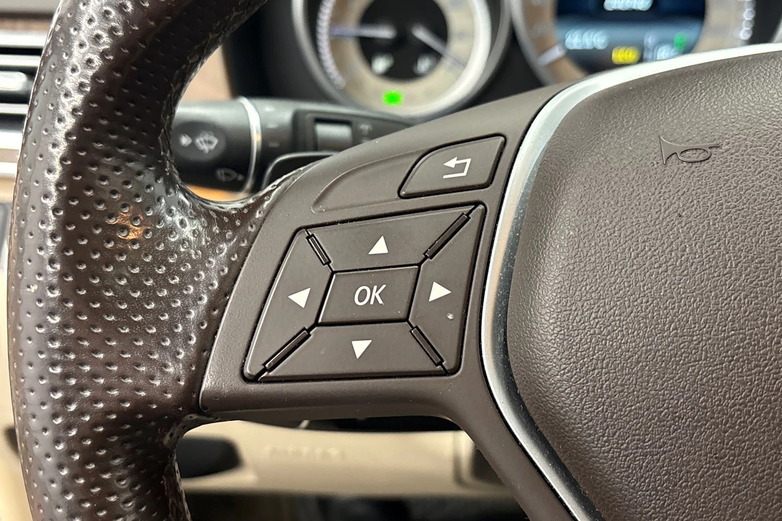musta Mercedes-Benz E 2014 kuva 17.