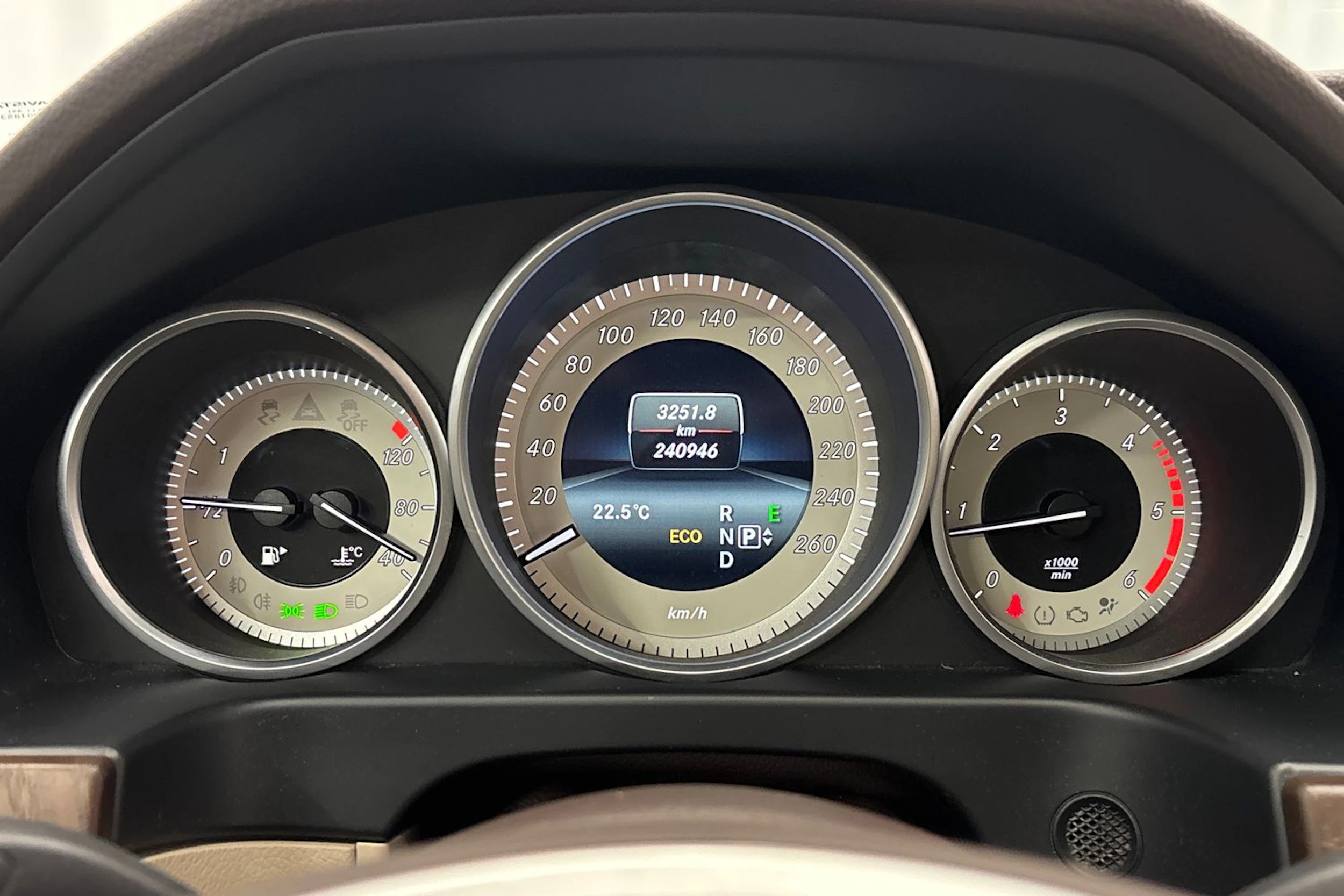 musta Mercedes-Benz E 2014 kuva 19.