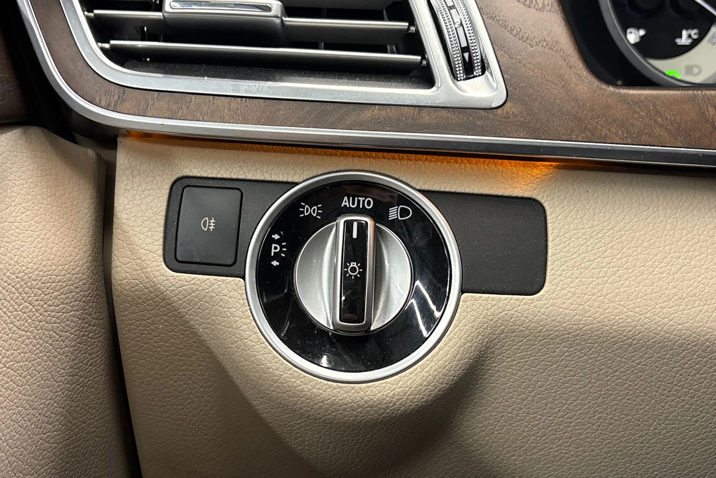 musta Mercedes-Benz E 2014 kuva 20.