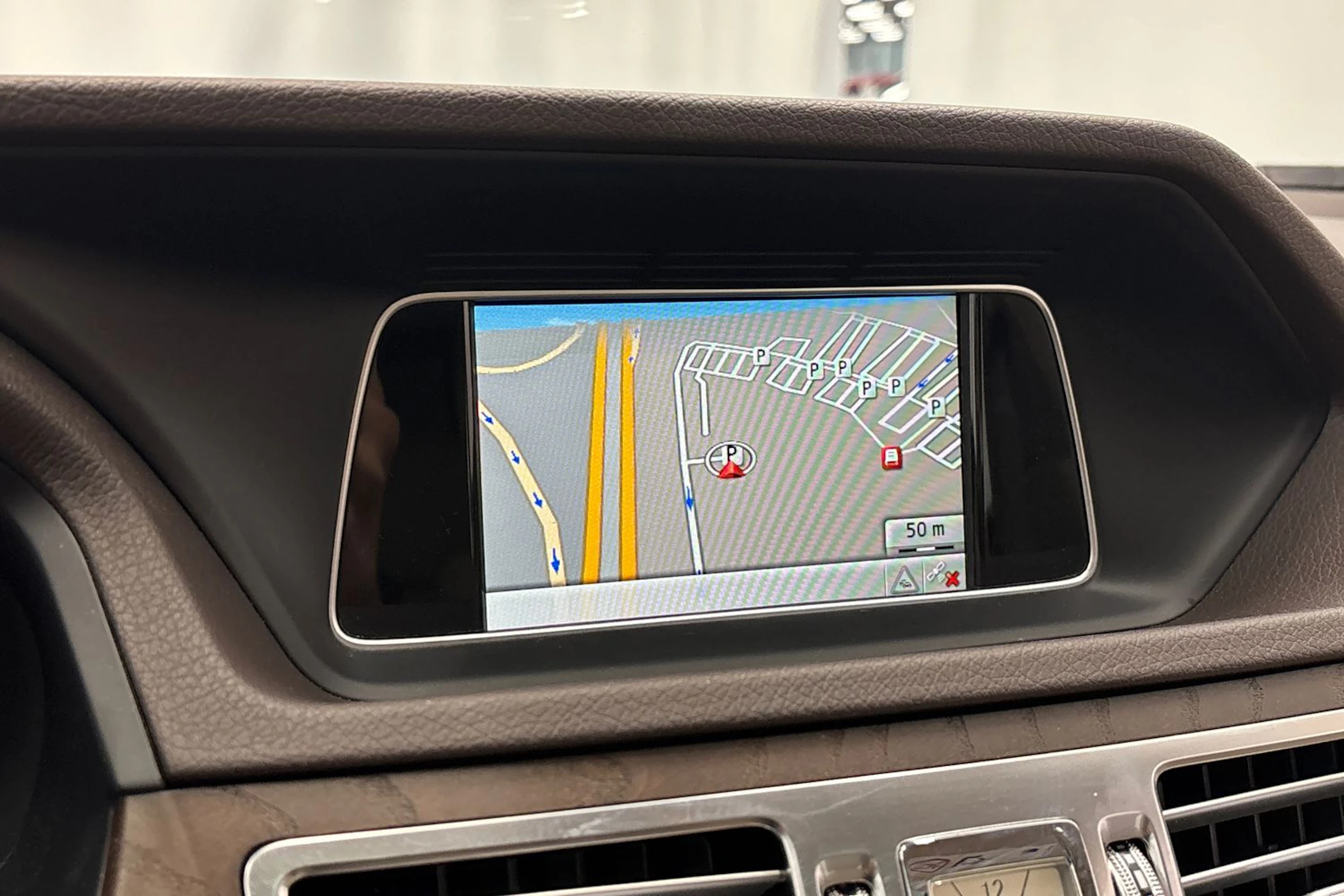 musta Mercedes-Benz E 2014 kuva 22.