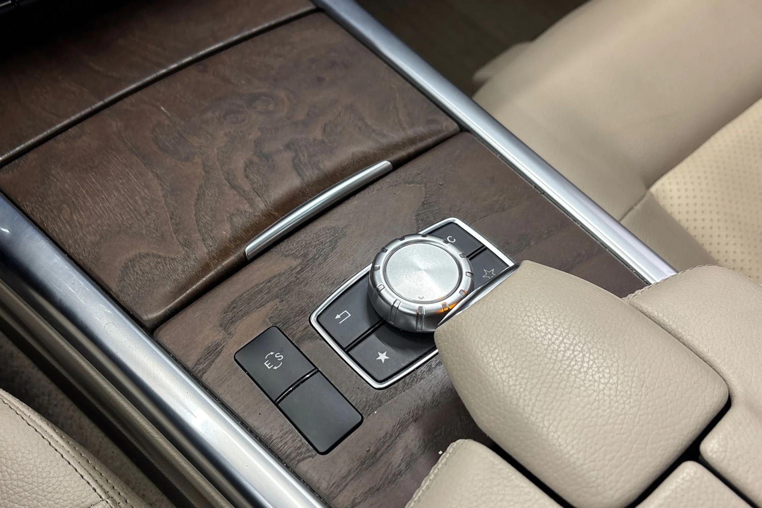 musta Mercedes-Benz E 2014 kuva 25.