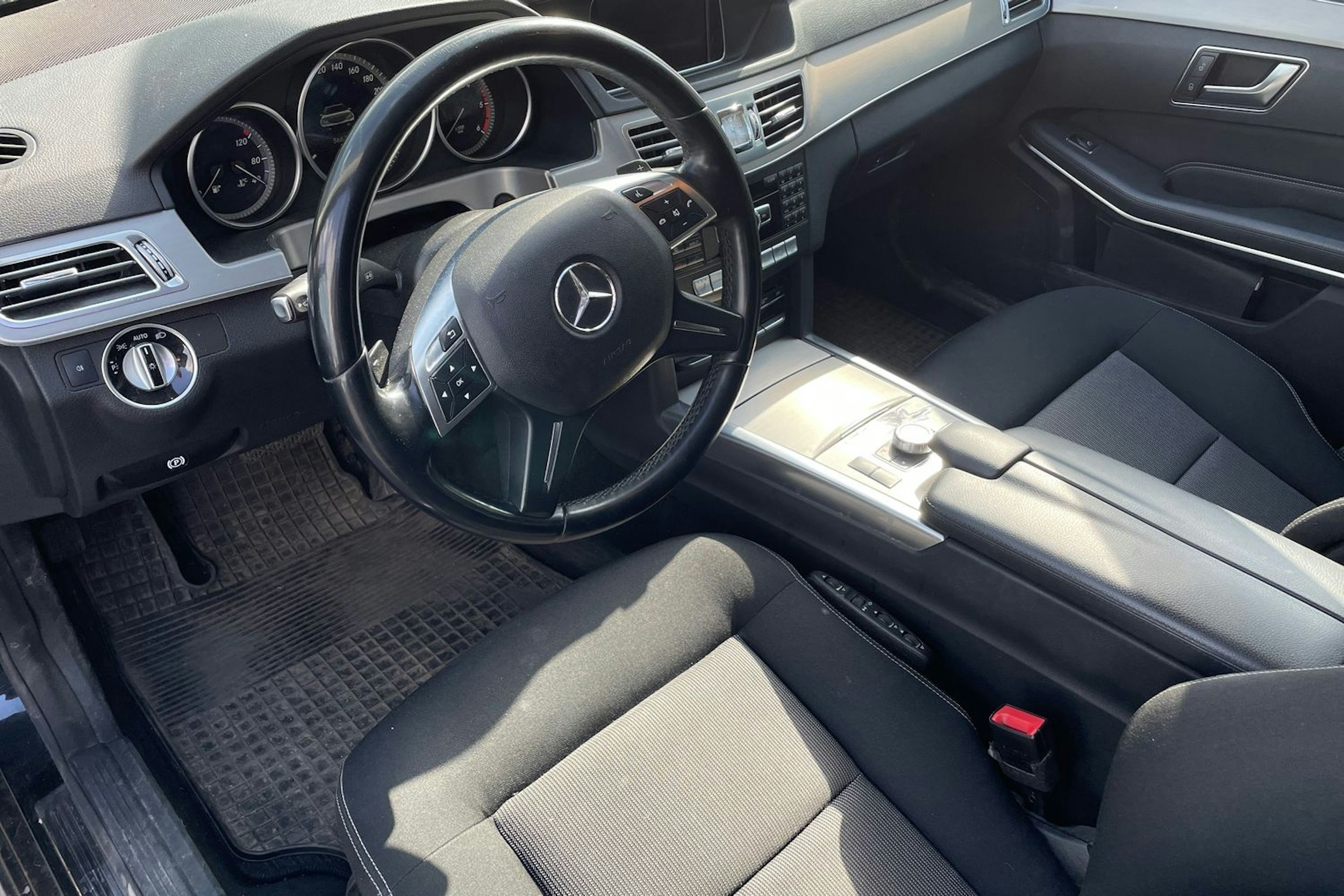 musta Mercedes-Benz E 2014 kuva 3.