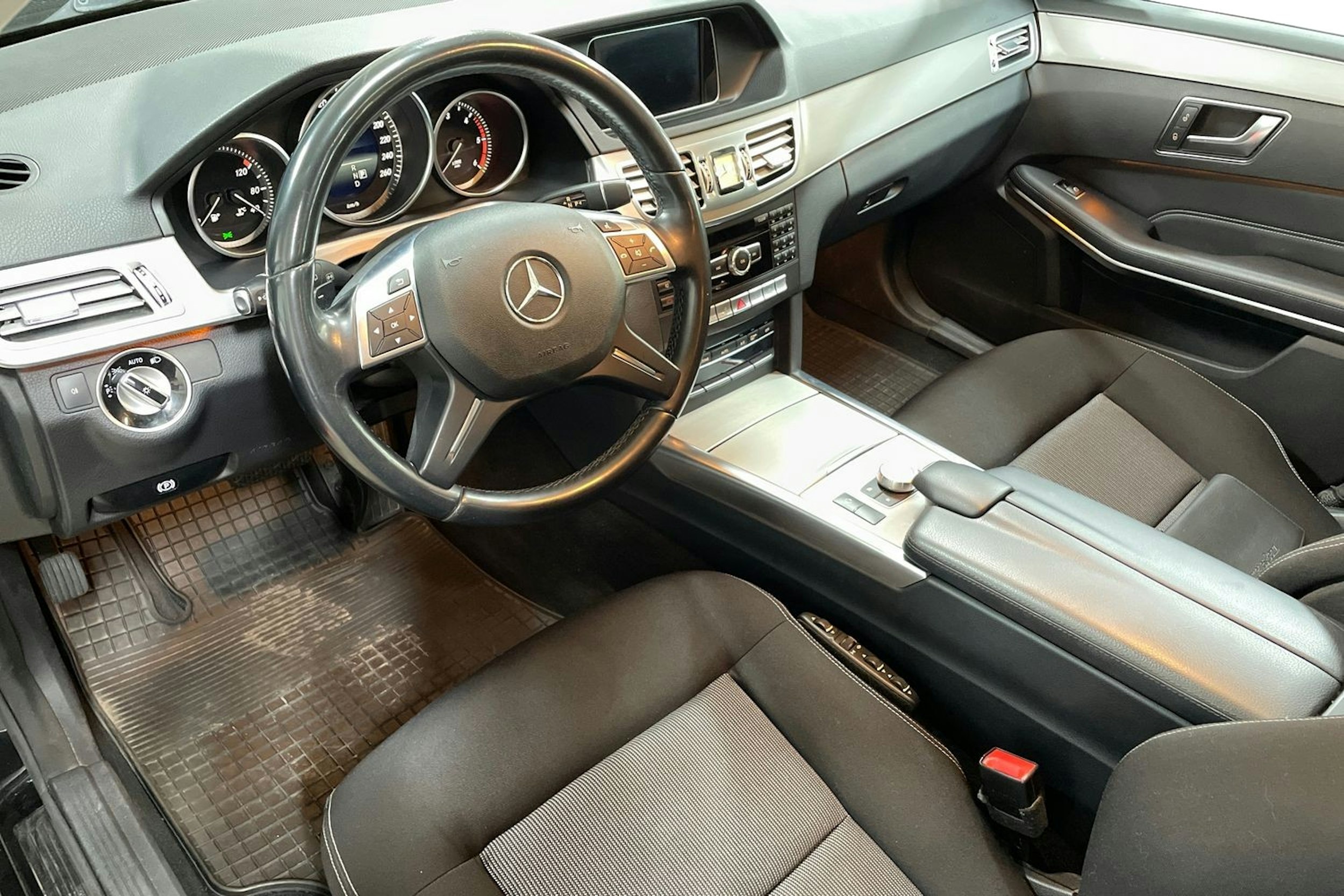 musta Mercedes-Benz E 2014 kuva 7.
