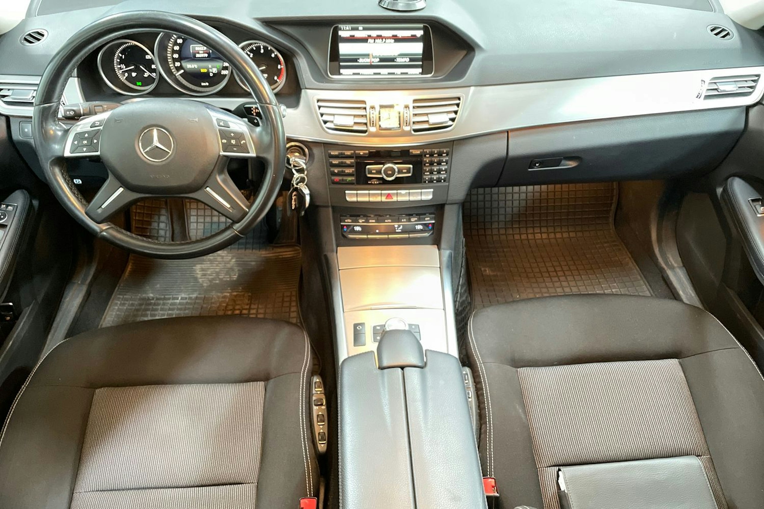 musta Mercedes-Benz E 2014 kuva 9.