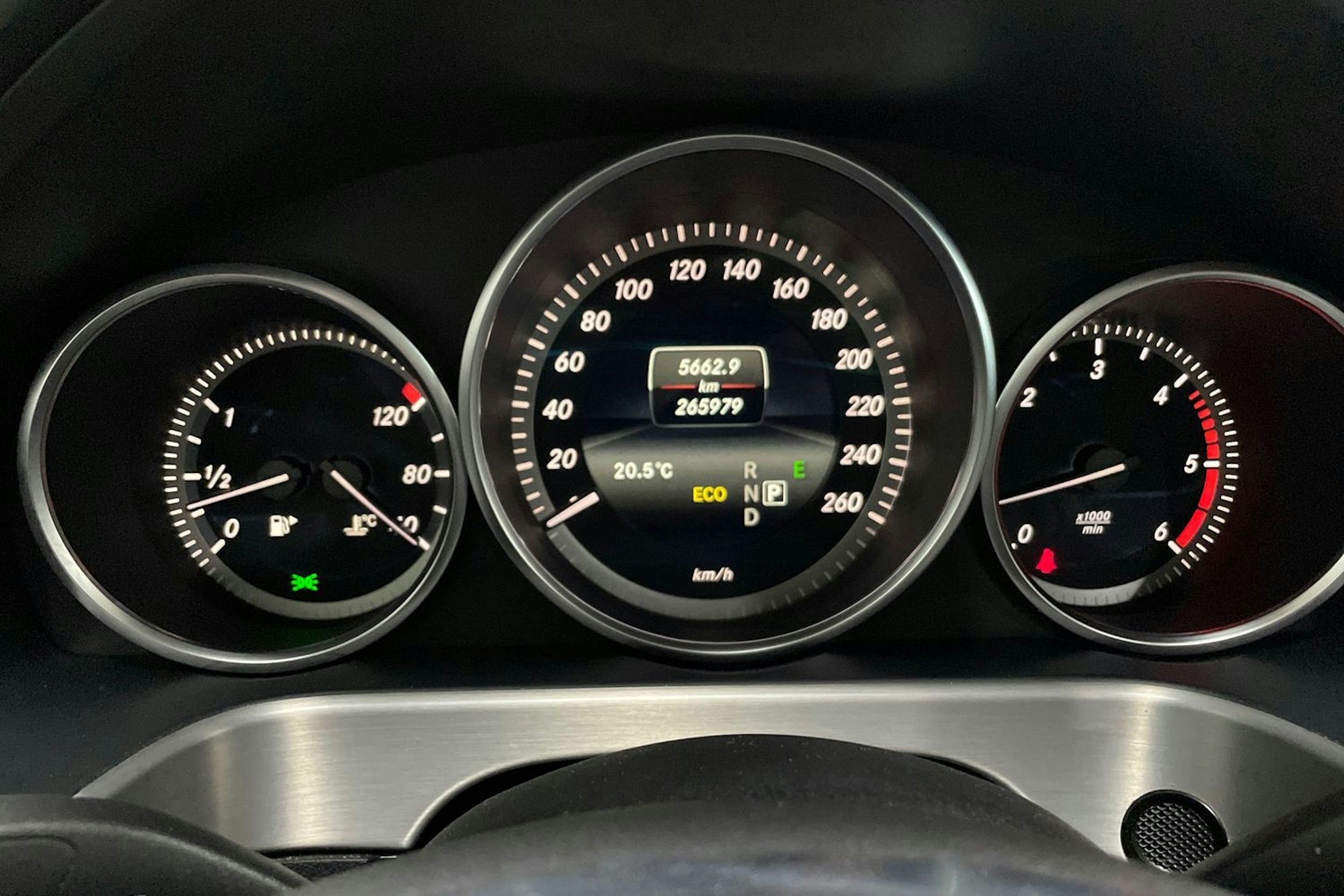 musta Mercedes-Benz E 2014 kuva 15.