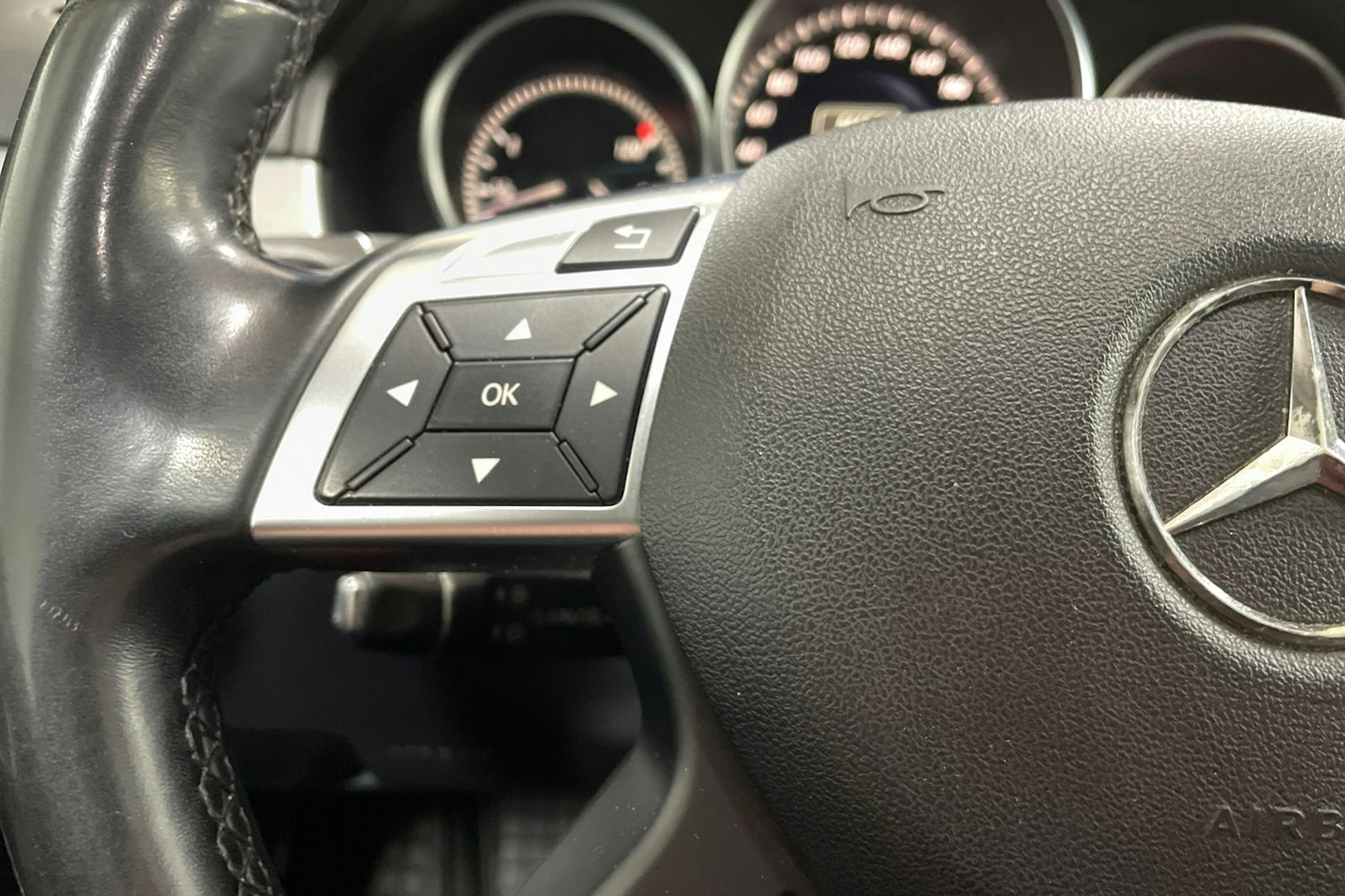 musta Mercedes-Benz E 2014 kuva 16.