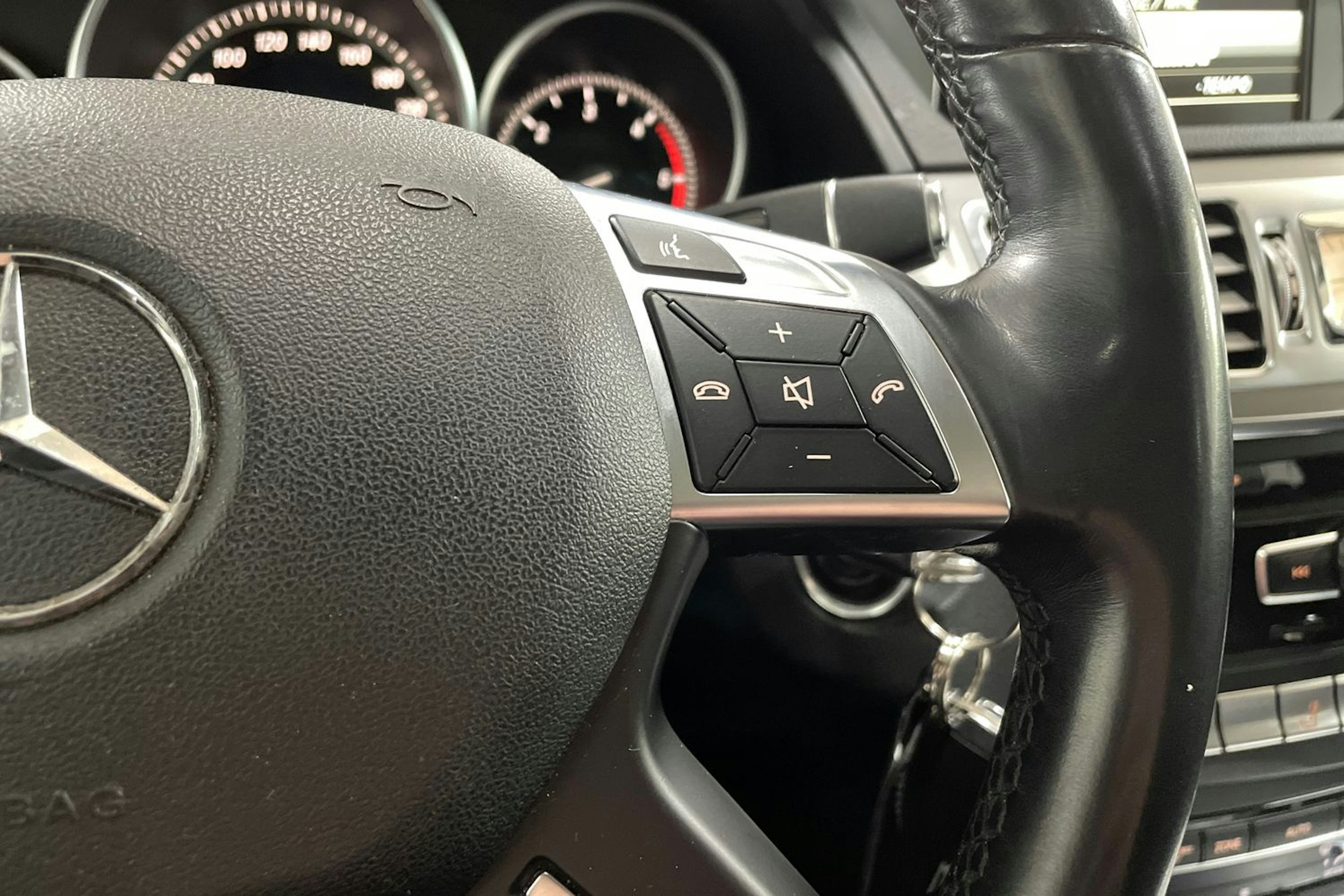 musta Mercedes-Benz E 2014 kuva 17.