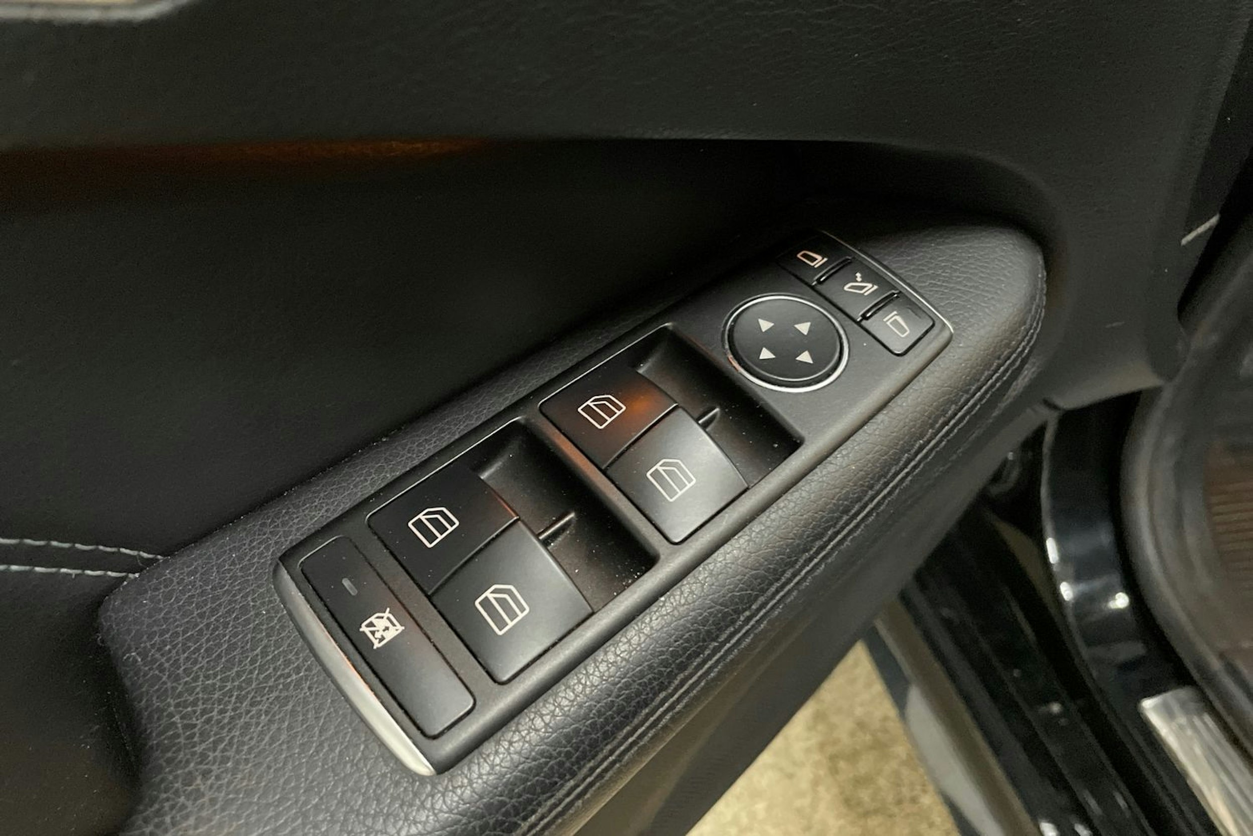 musta Mercedes-Benz E 2014 kuva 26.