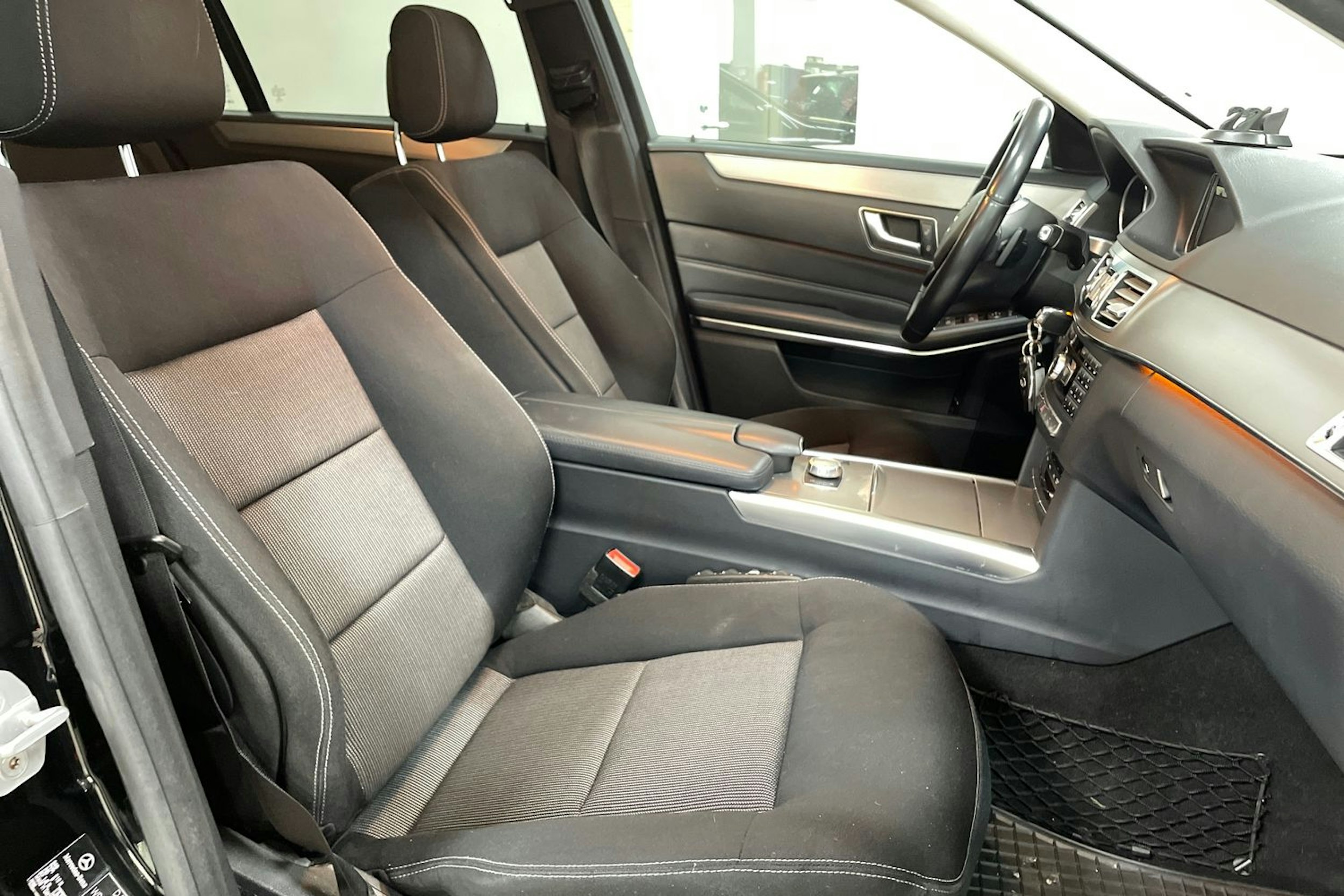 musta Mercedes-Benz E 2014 kuva 27.