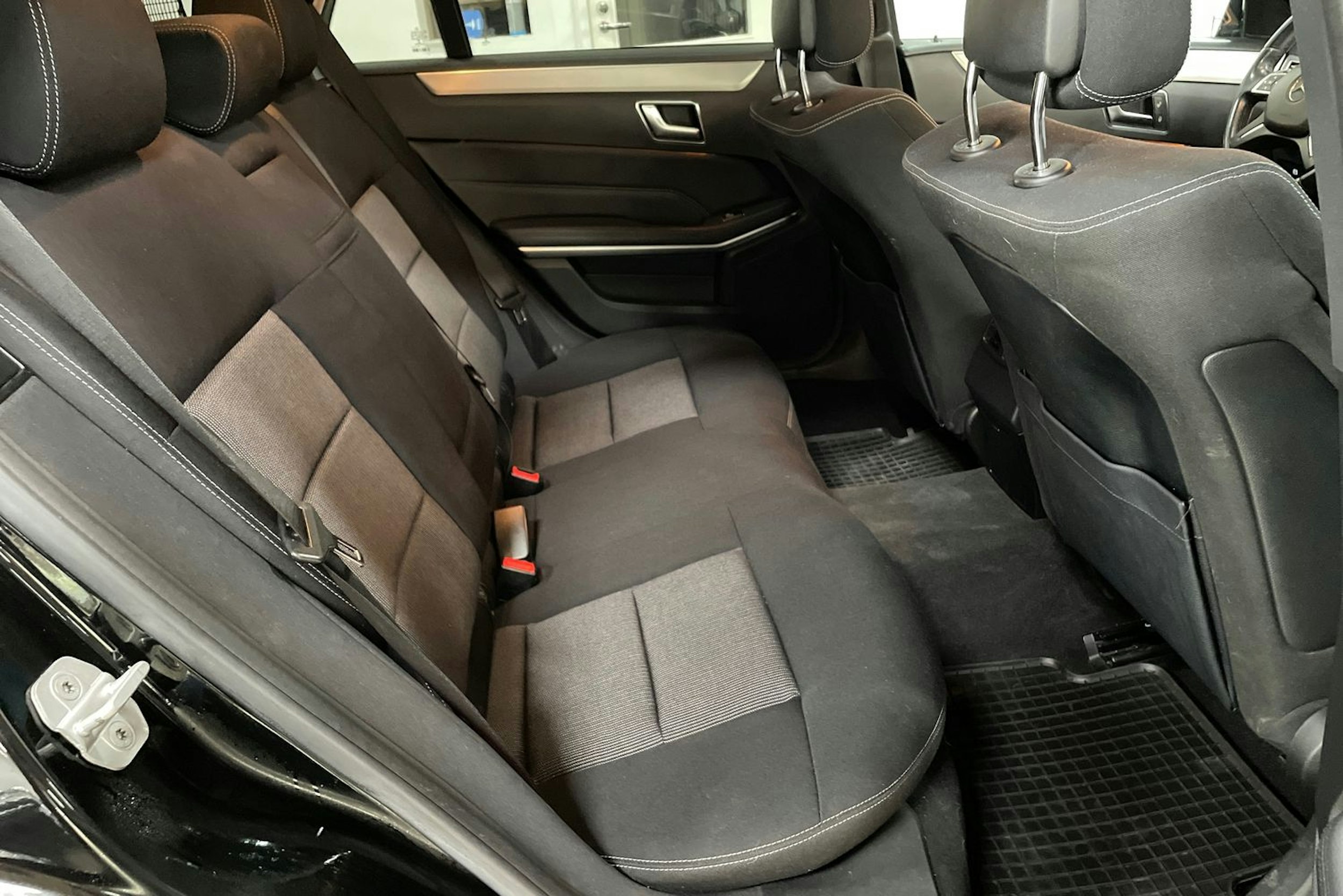 musta Mercedes-Benz E 2014 kuva 28.