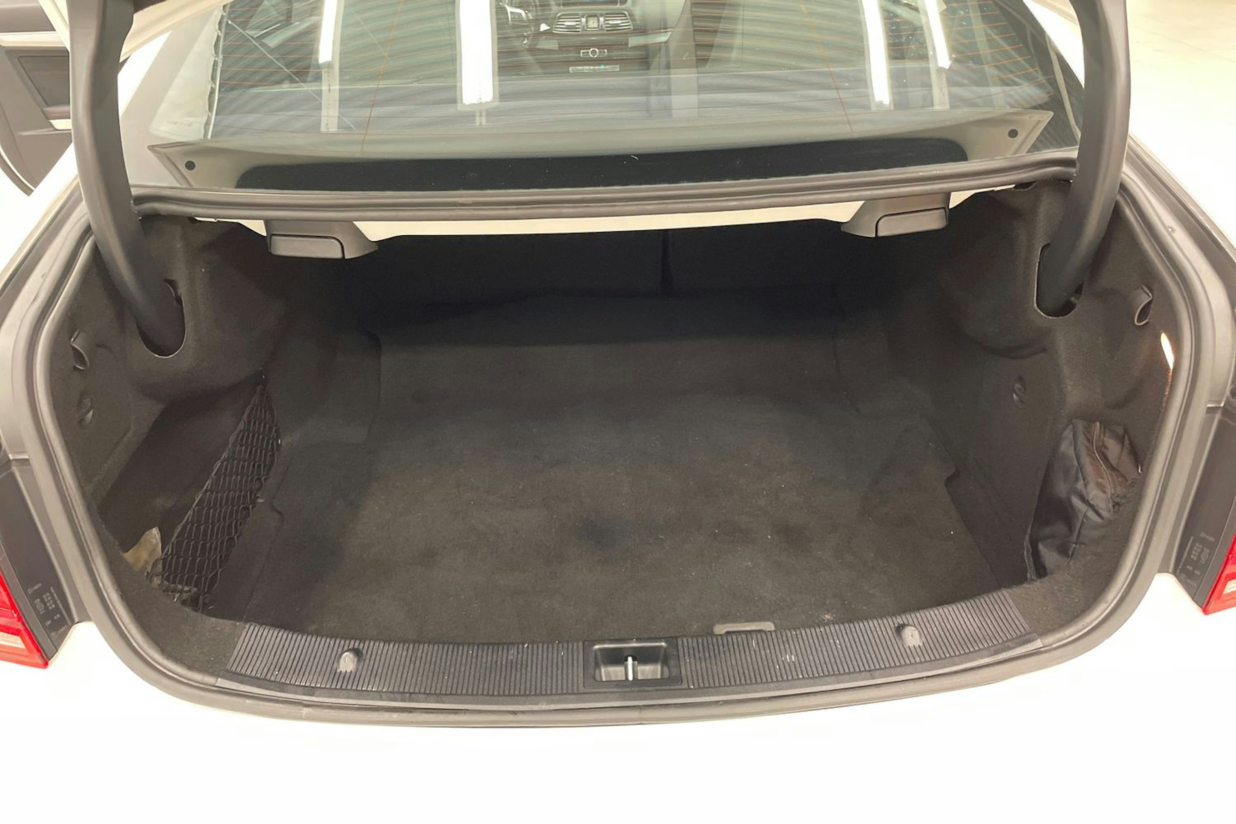 Valkoinen Mercedes-Benz E 2014 kuva 19.