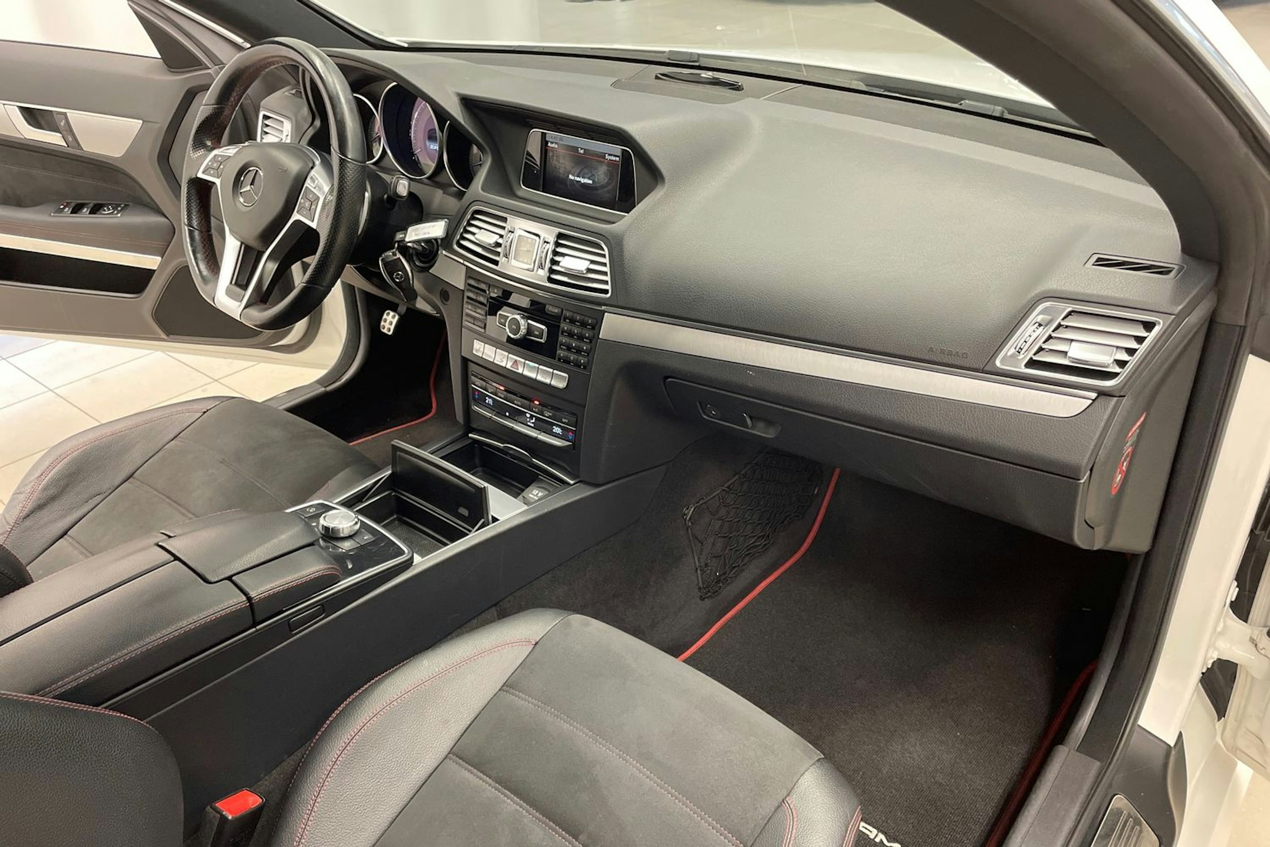 Valkoinen Mercedes-Benz E 2014 kuva 23.