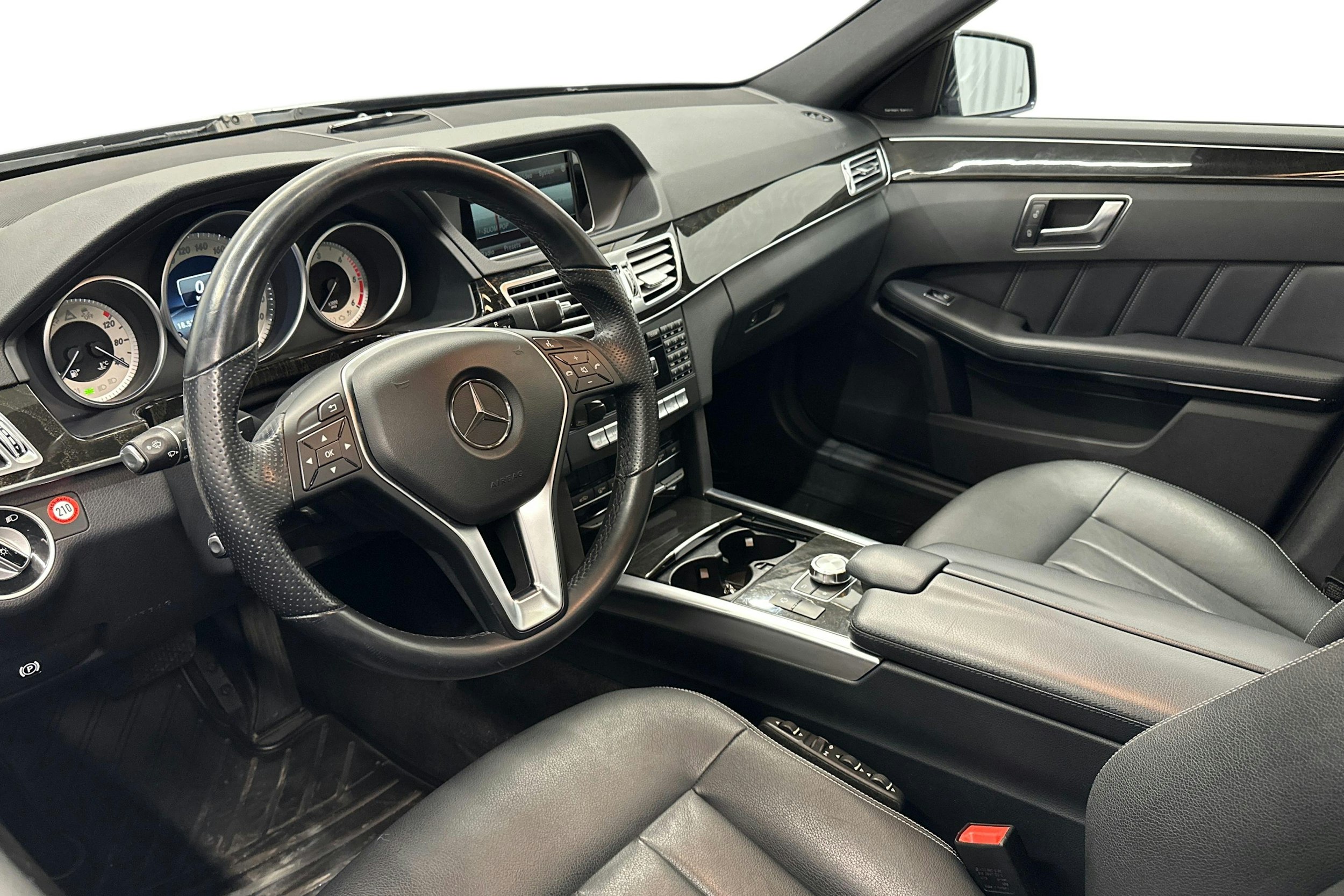 sininen Mercedes-Benz E 2014 kuva 6.