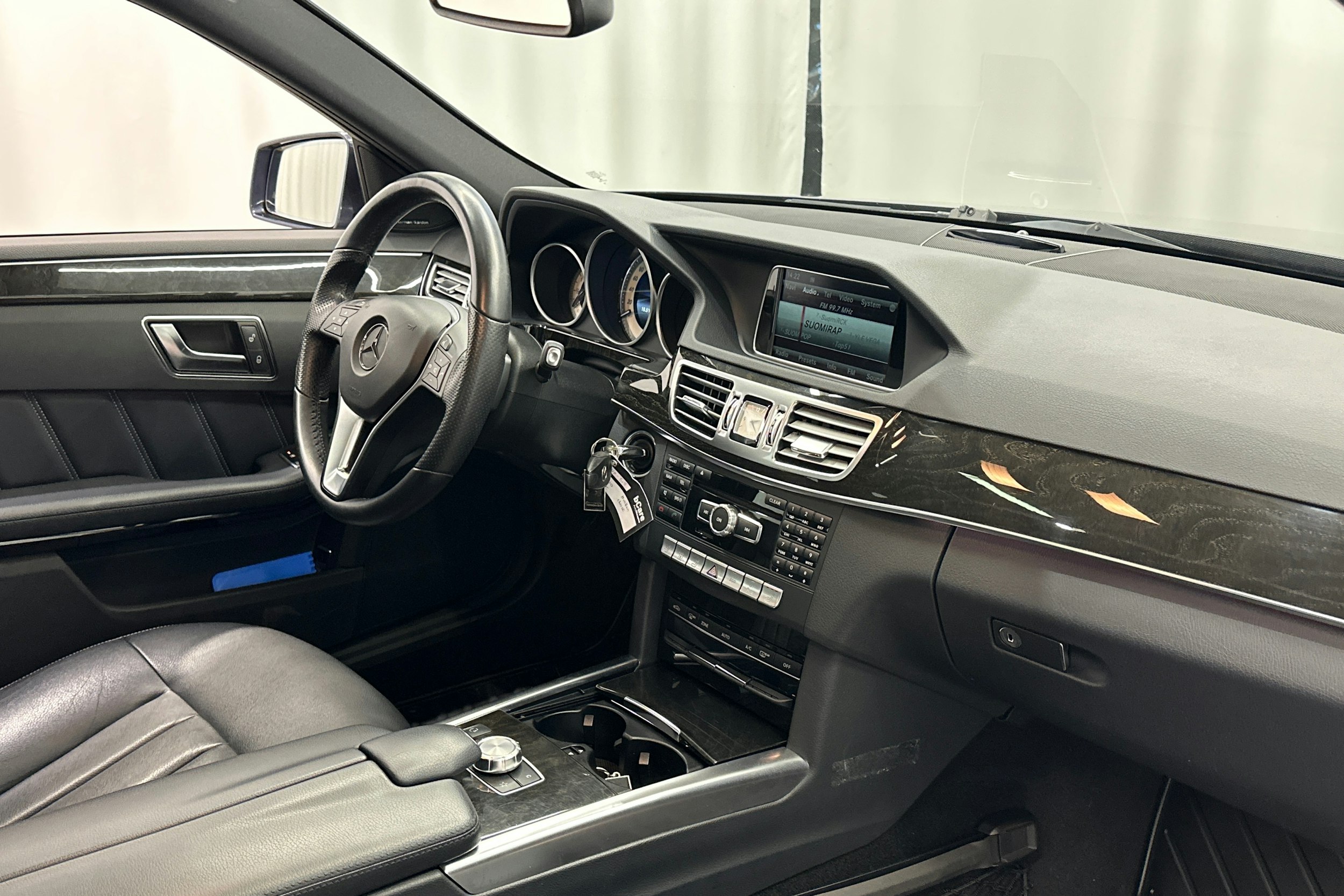 sininen Mercedes-Benz E 2014 kuva 11.