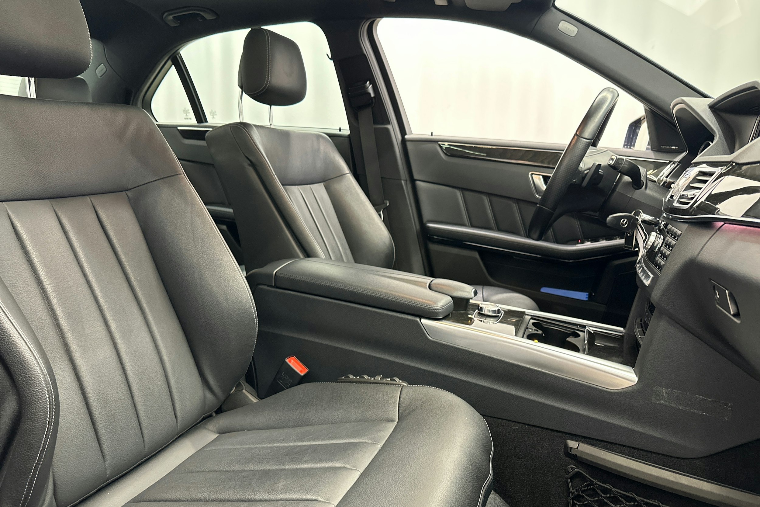 sininen Mercedes-Benz E 2014 kuva 12.