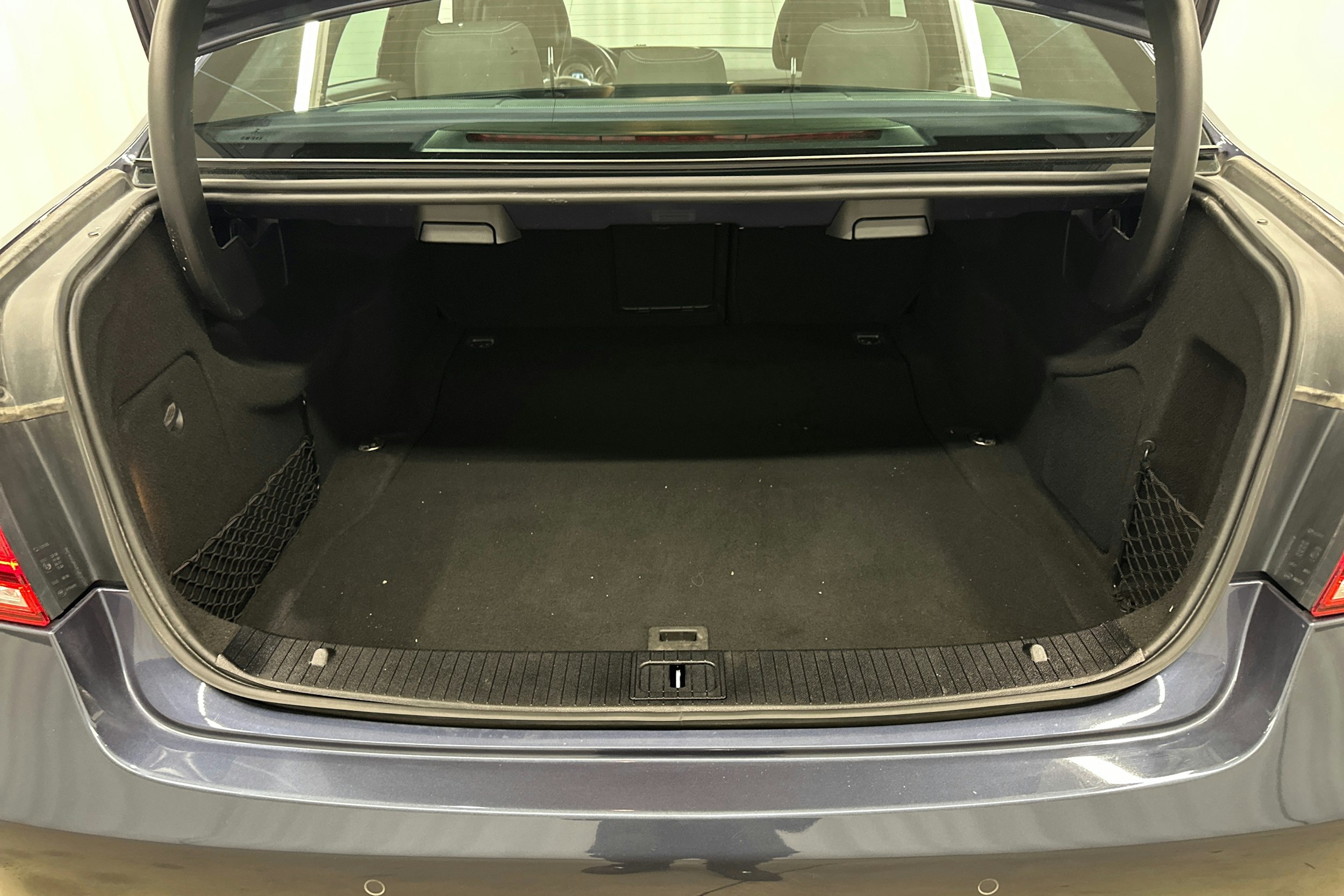 sininen Mercedes-Benz E 2014 kuva 13.