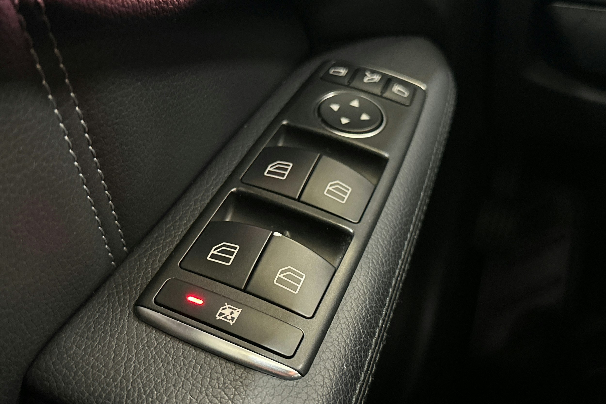 sininen Mercedes-Benz E 2014 kuva 14.