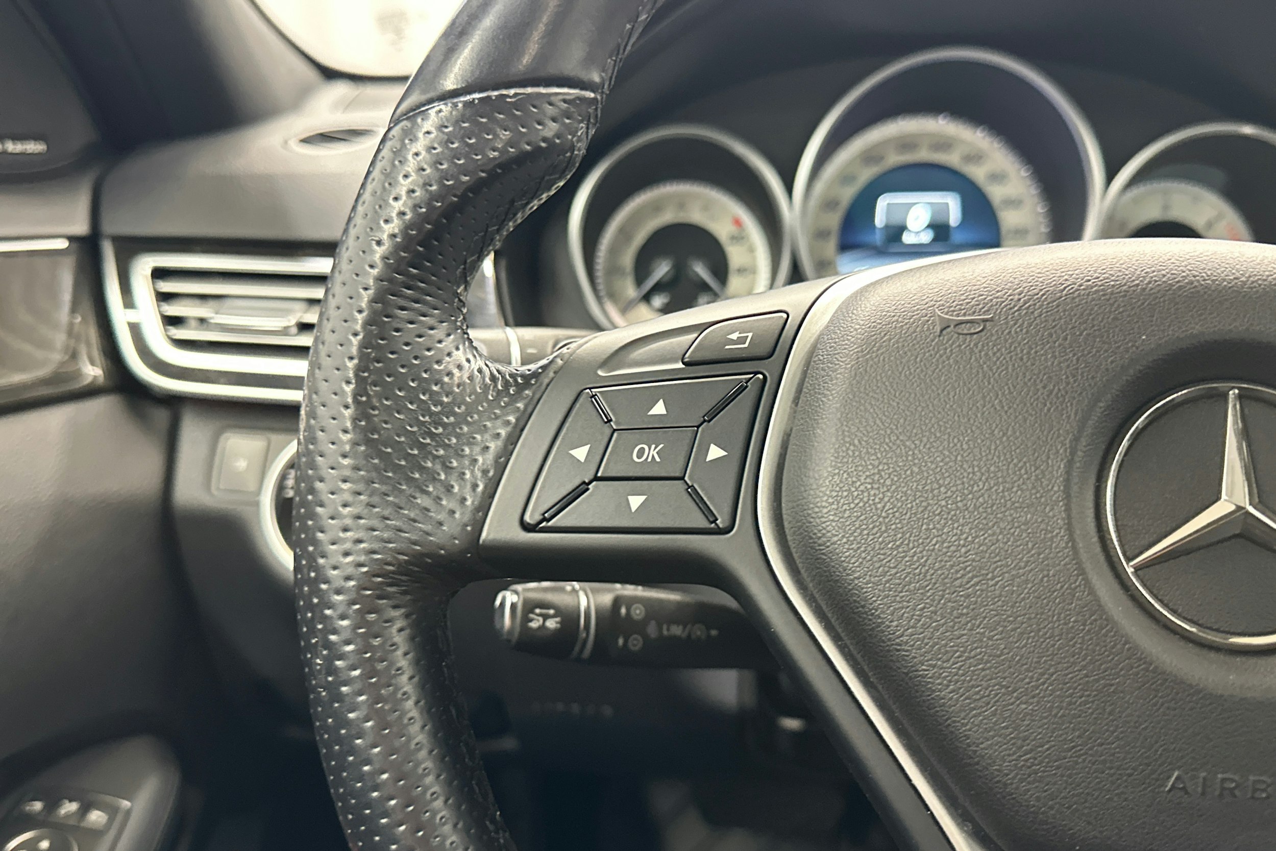 sininen Mercedes-Benz E 2014 kuva 16.