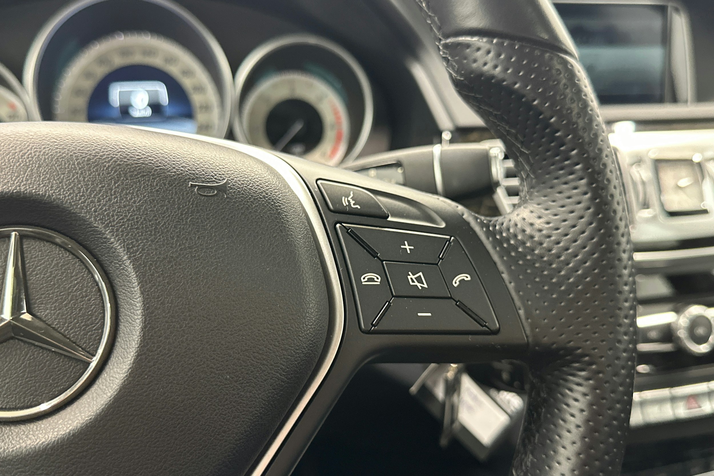 sininen Mercedes-Benz E 2014 kuva 17.