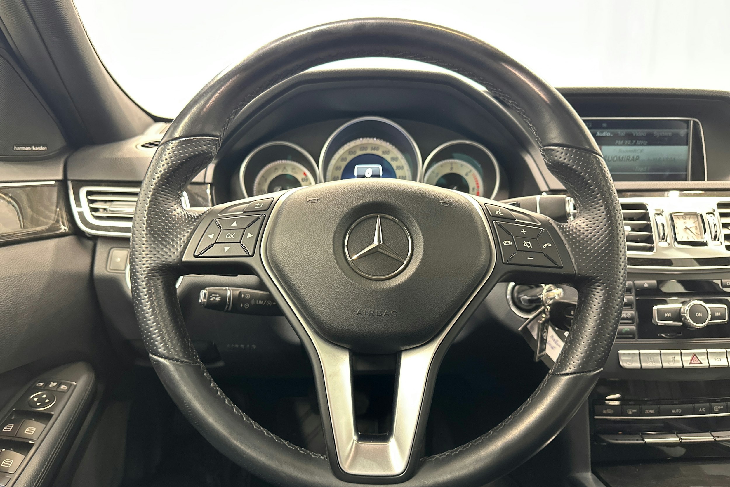 sininen Mercedes-Benz E 2014 kuva 18.