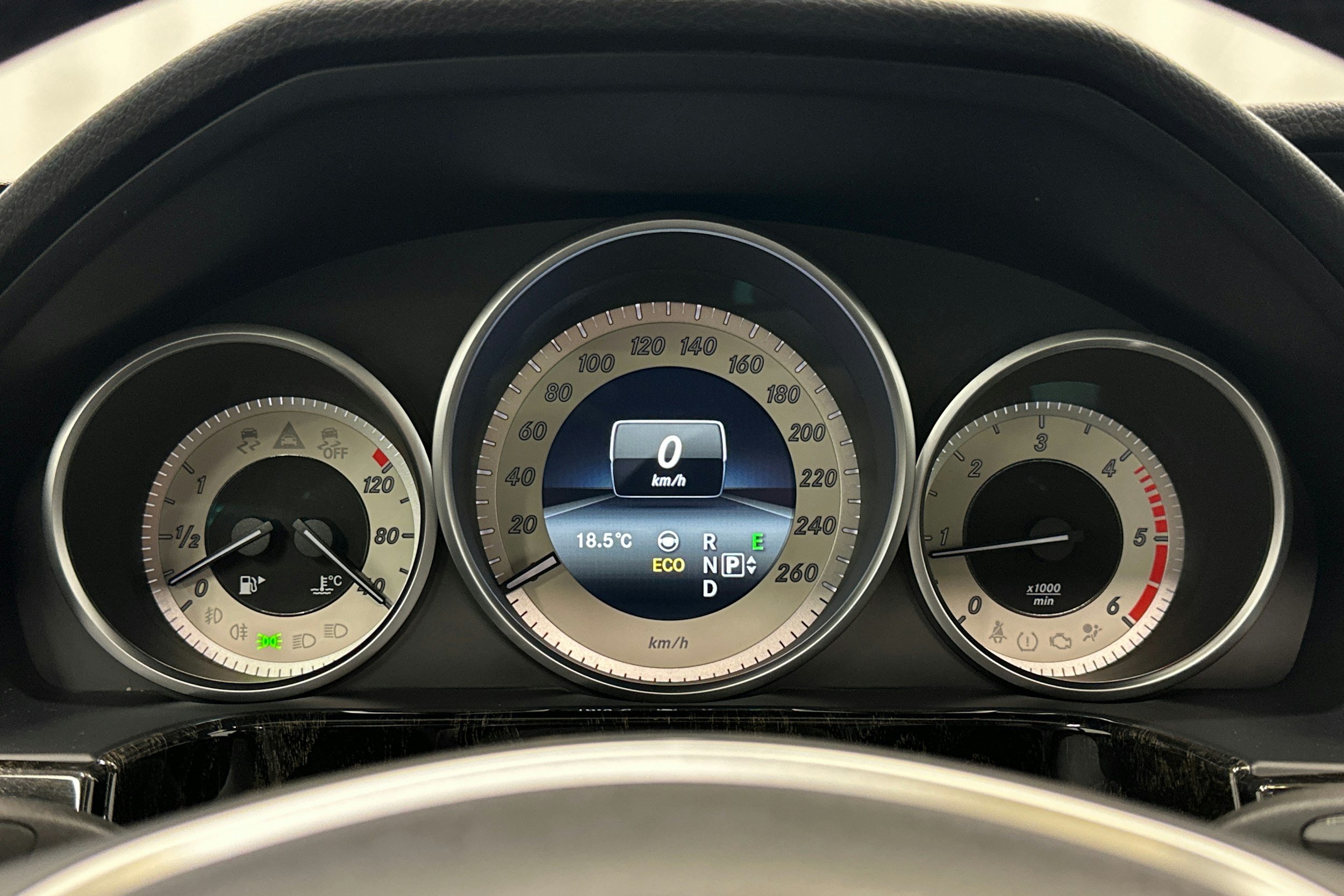 sininen Mercedes-Benz E 2014 kuva 19.