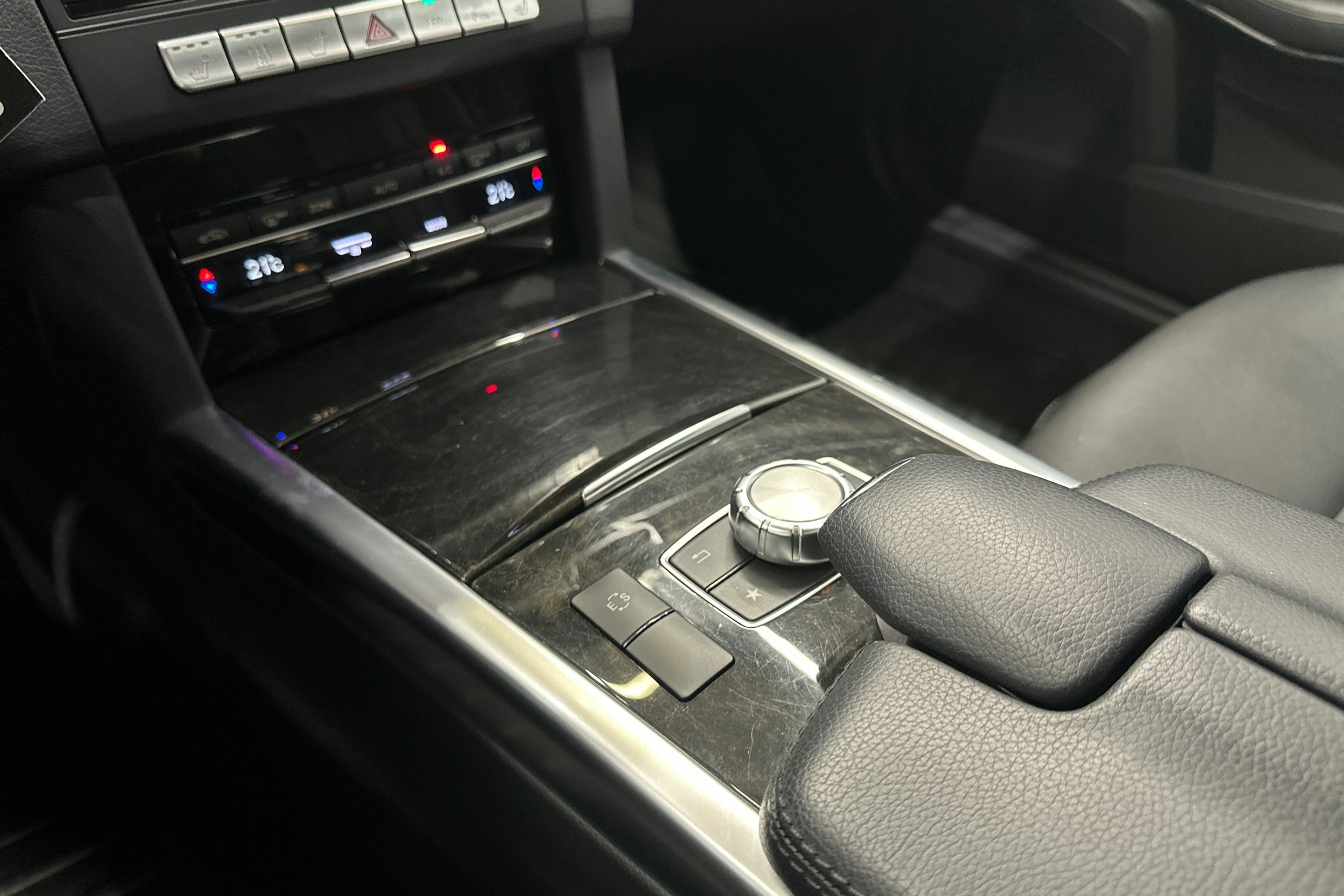 sininen Mercedes-Benz E 2014 kuva 24.