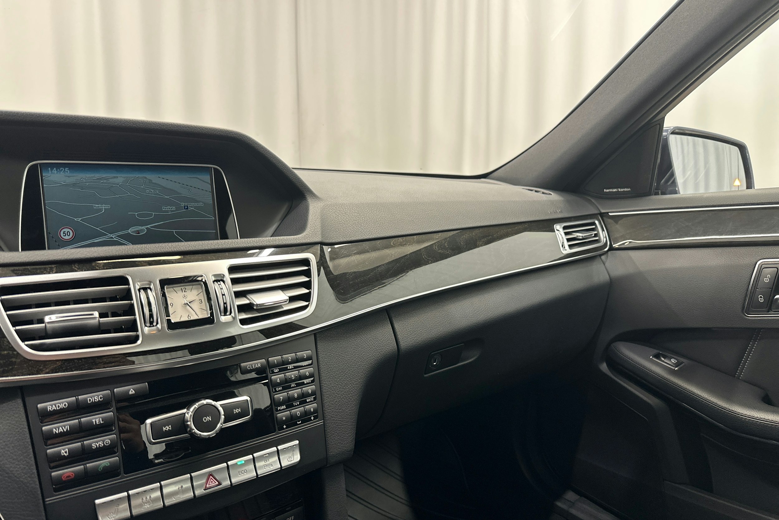 sininen Mercedes-Benz E 2014 kuva 26.