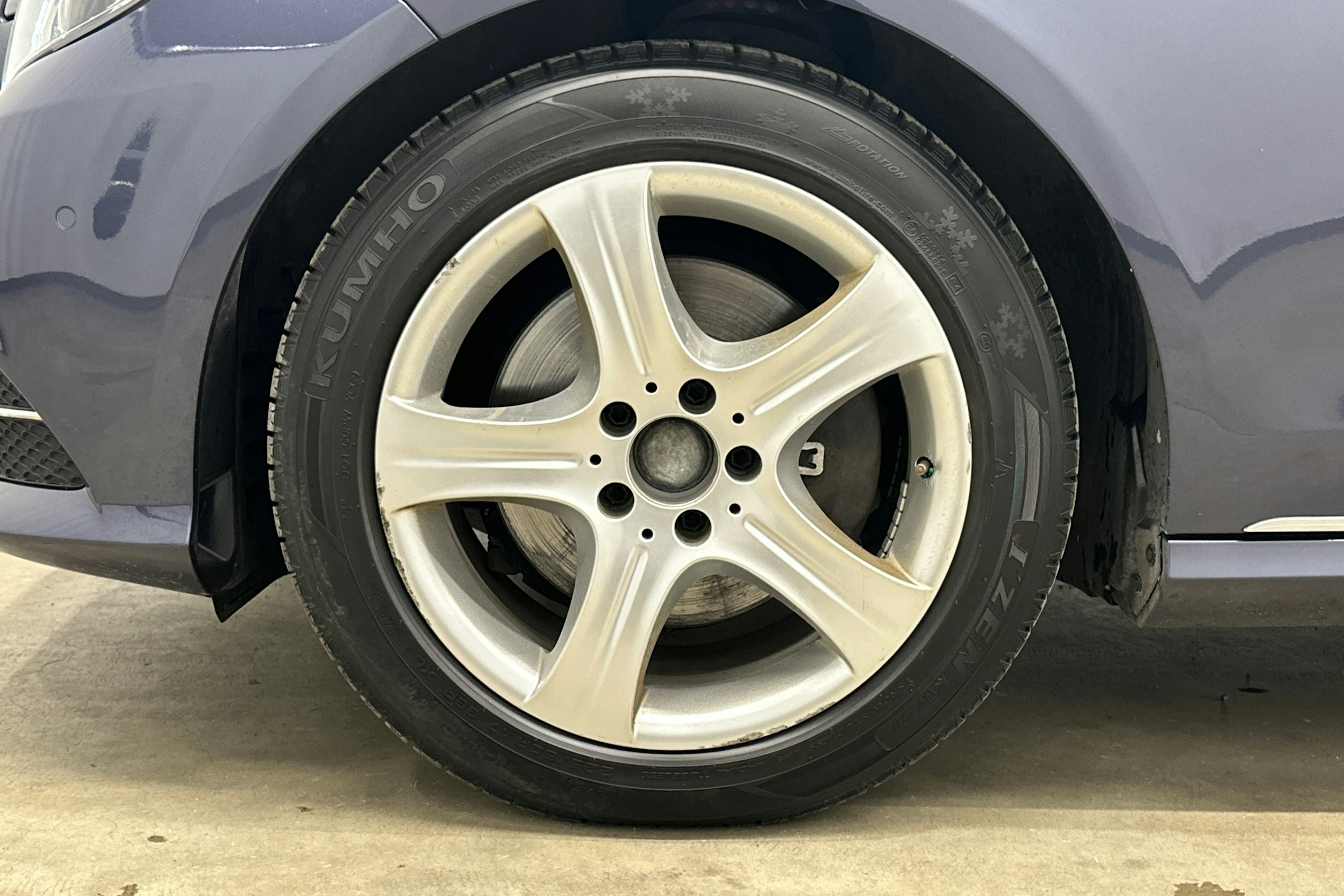 sininen Mercedes-Benz E 2014 kuva 31.