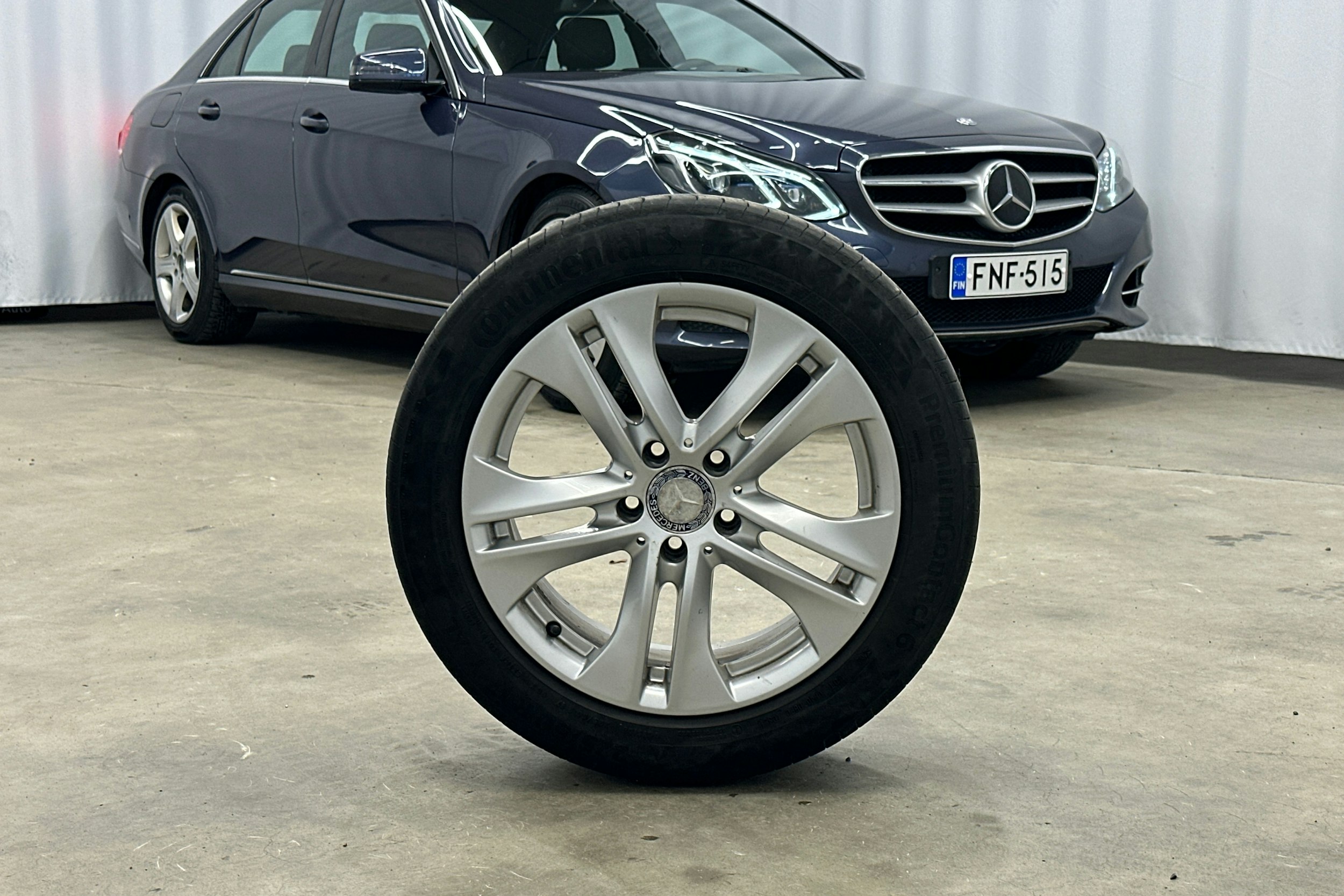sininen Mercedes-Benz E 2014 kuva 32.