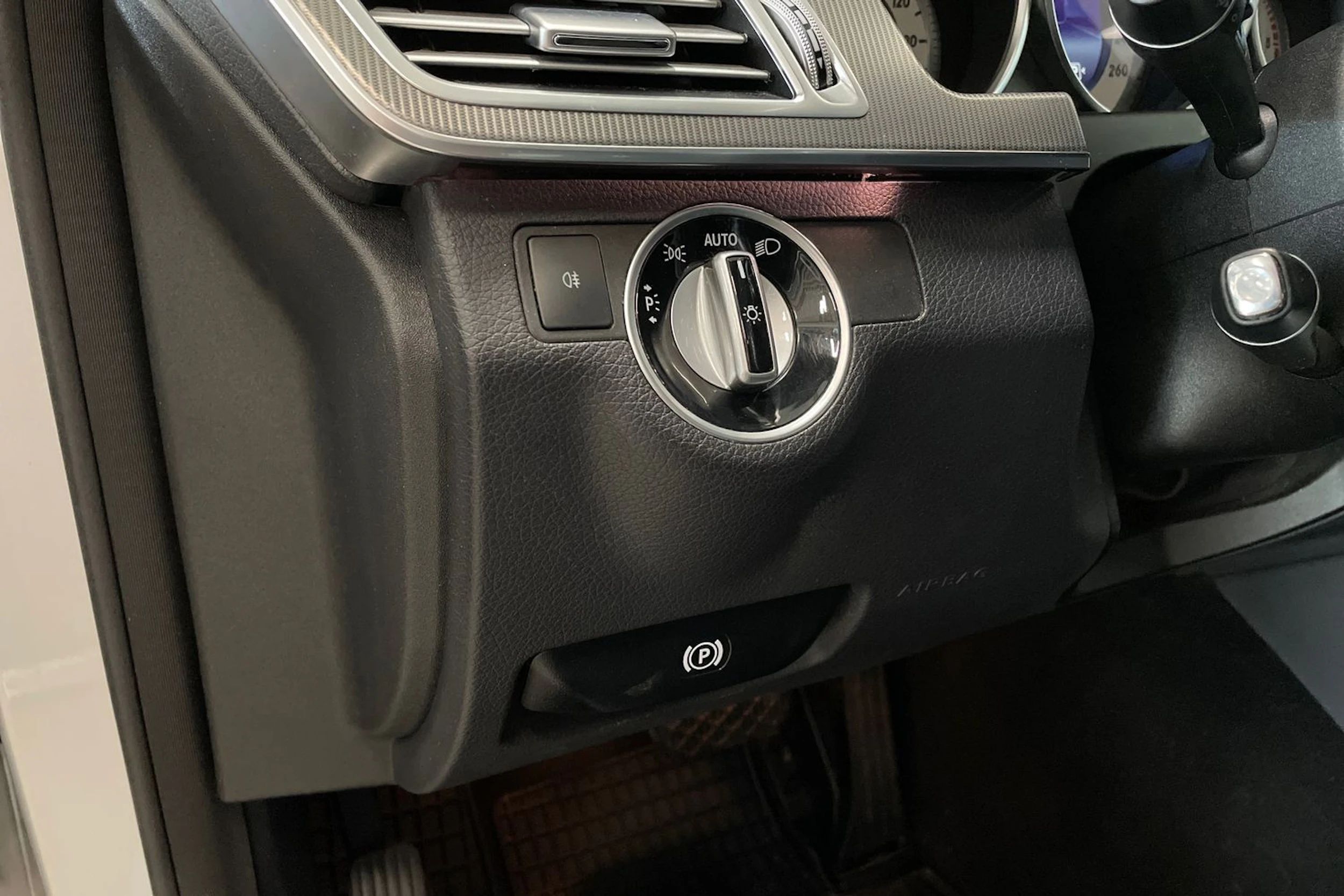 harmaa Mercedes-Benz E 2014 kuva 23.