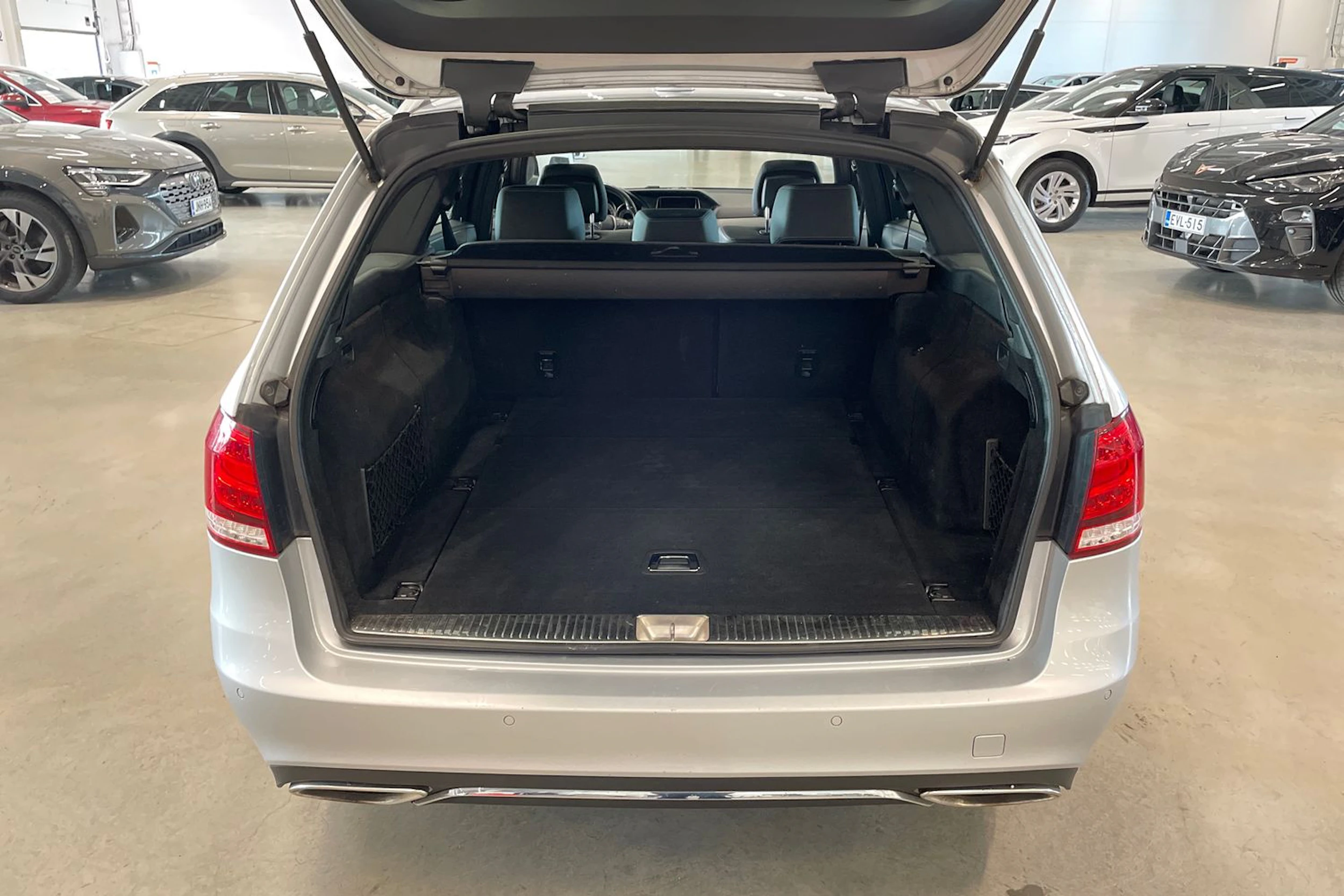 harmaa Mercedes-Benz E 2014 kuva 25.