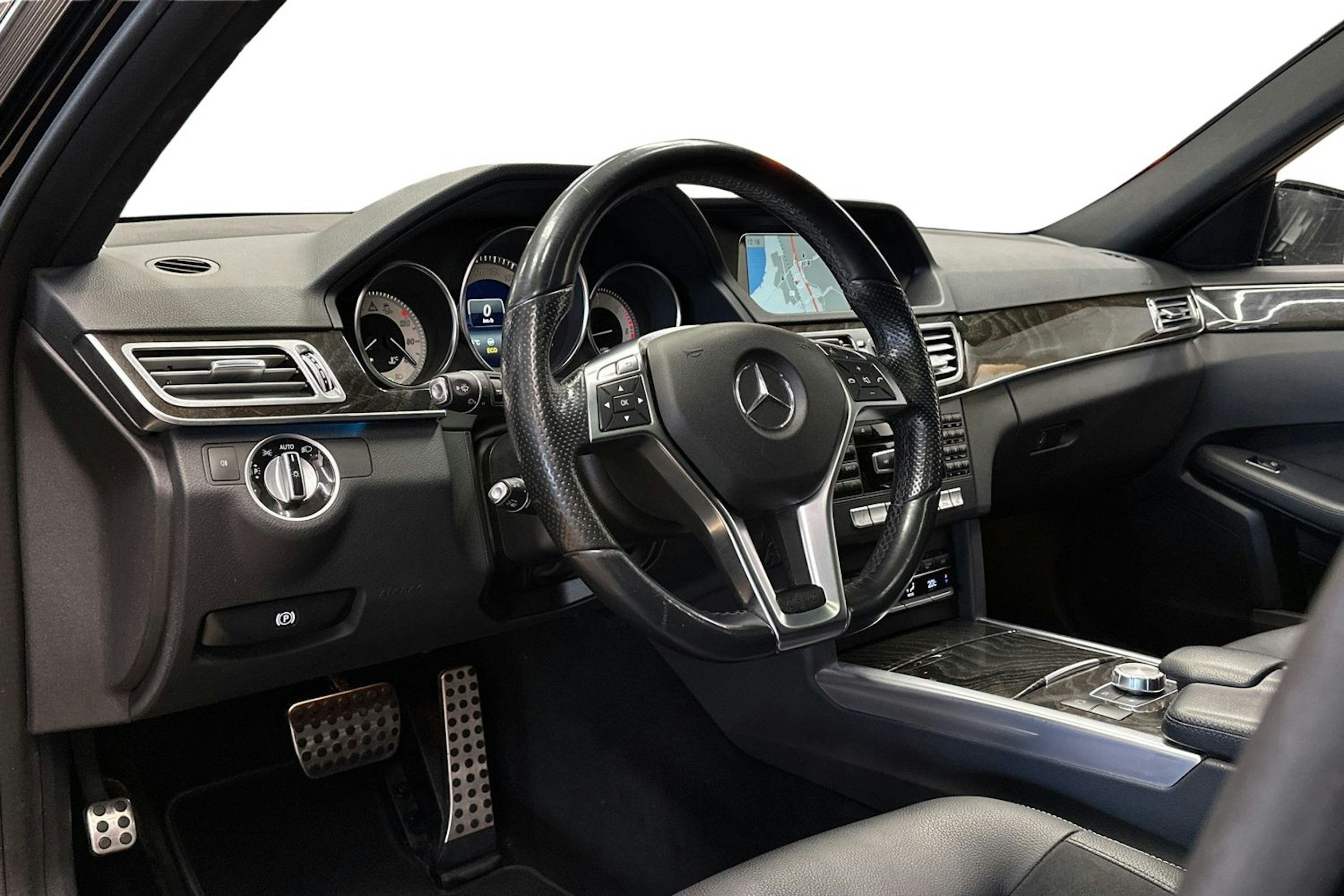musta Mercedes-Benz E 2014 kuva 7.
