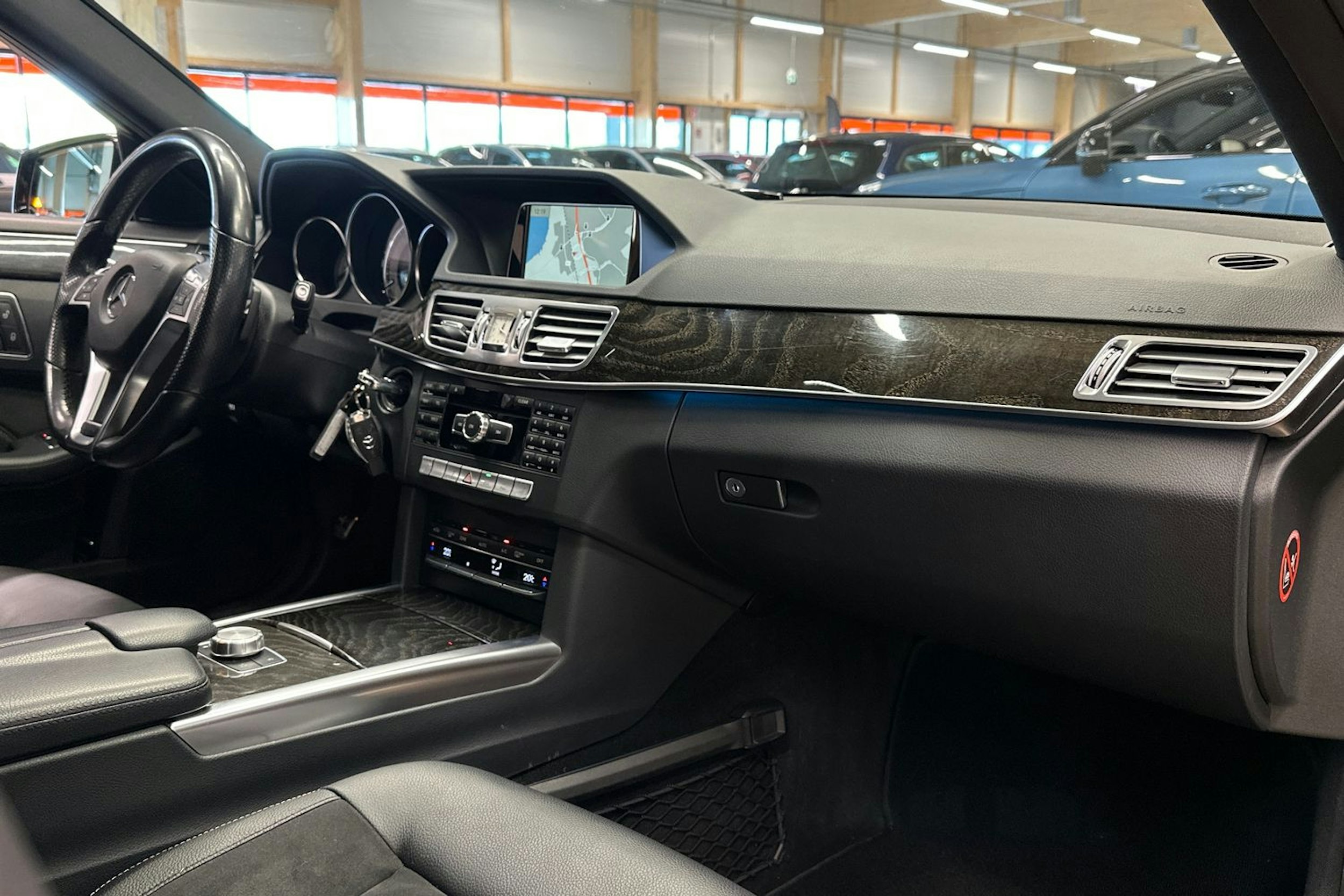 musta Mercedes-Benz E 2014 kuva 12.