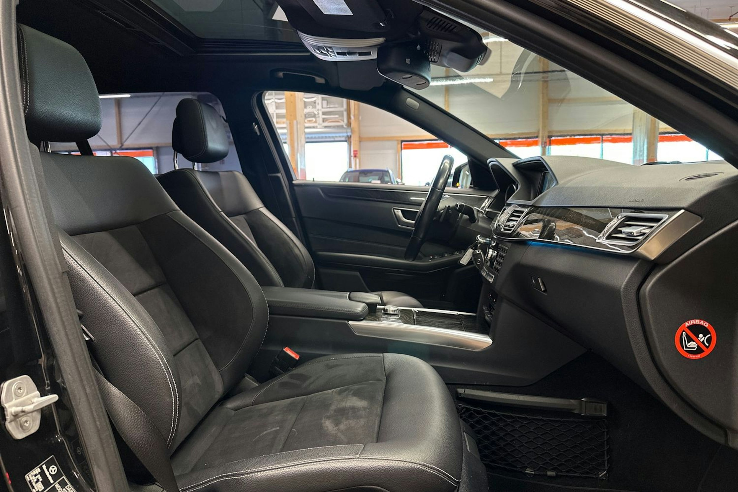 musta Mercedes-Benz E 2014 kuva 13.