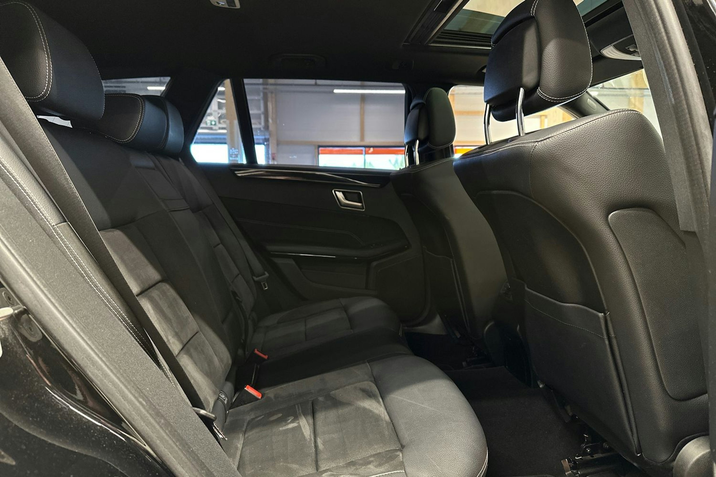 musta Mercedes-Benz E 2014 kuva 14.