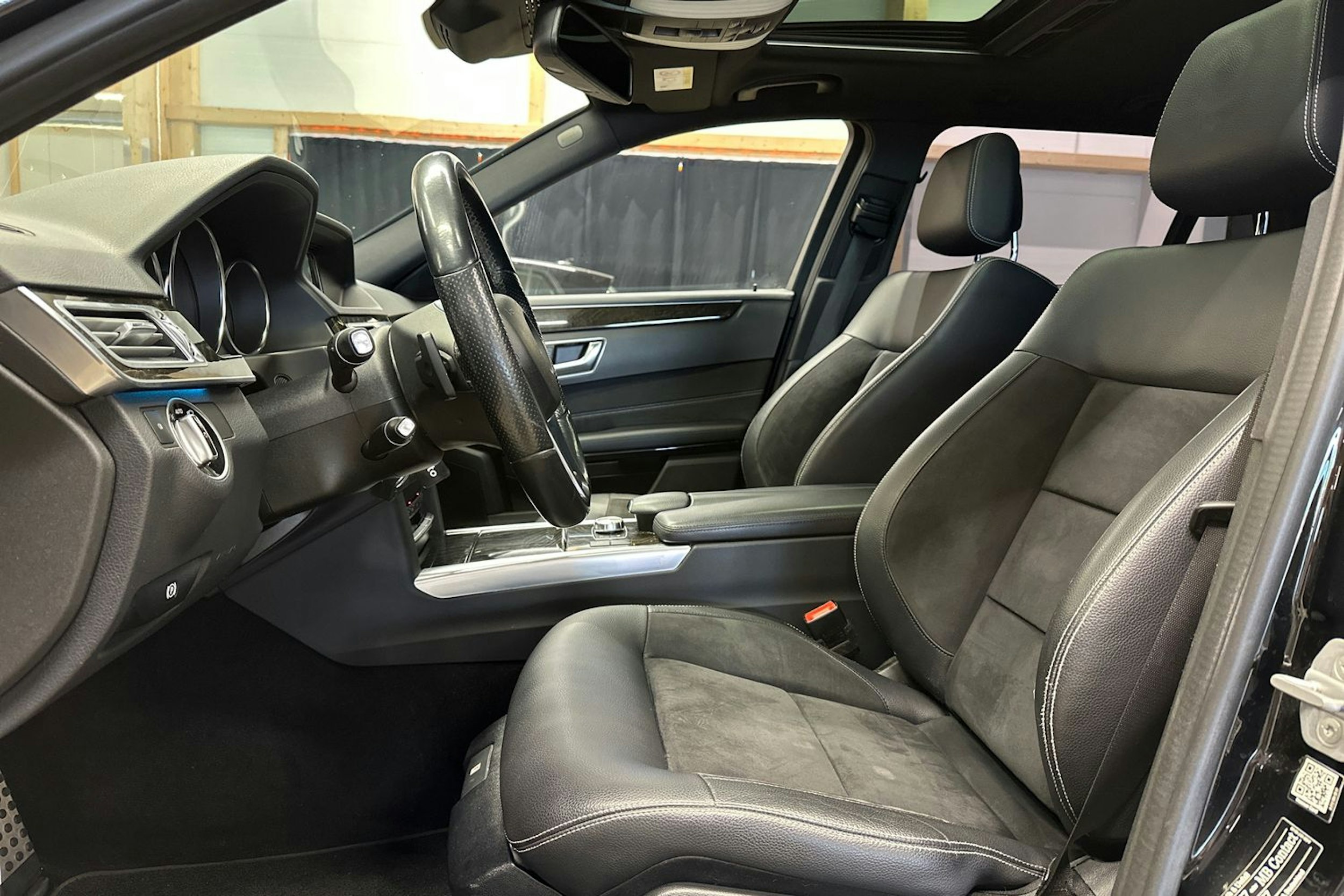 musta Mercedes-Benz E 2014 kuva 15.