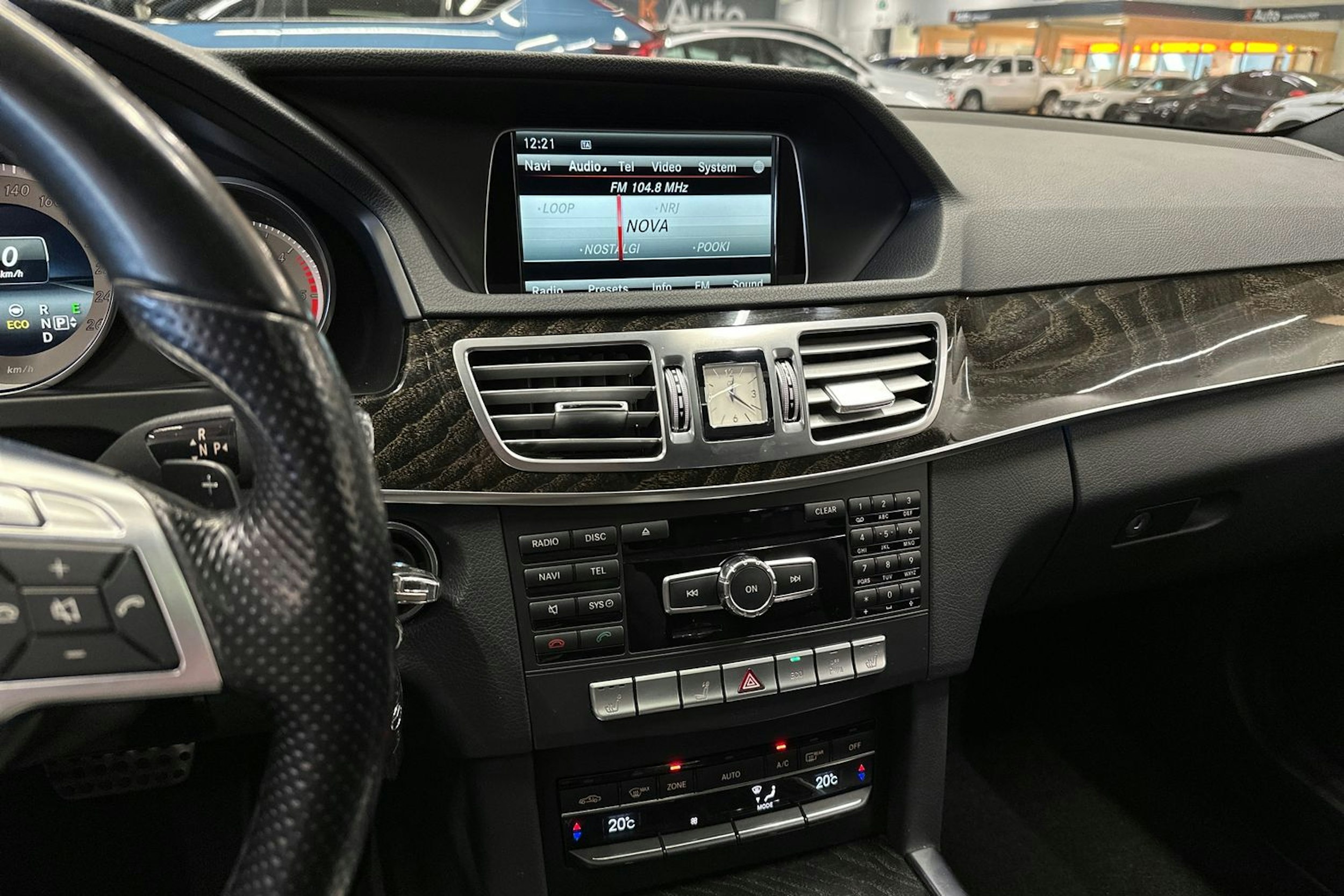 musta Mercedes-Benz E 2014 kuva 22.