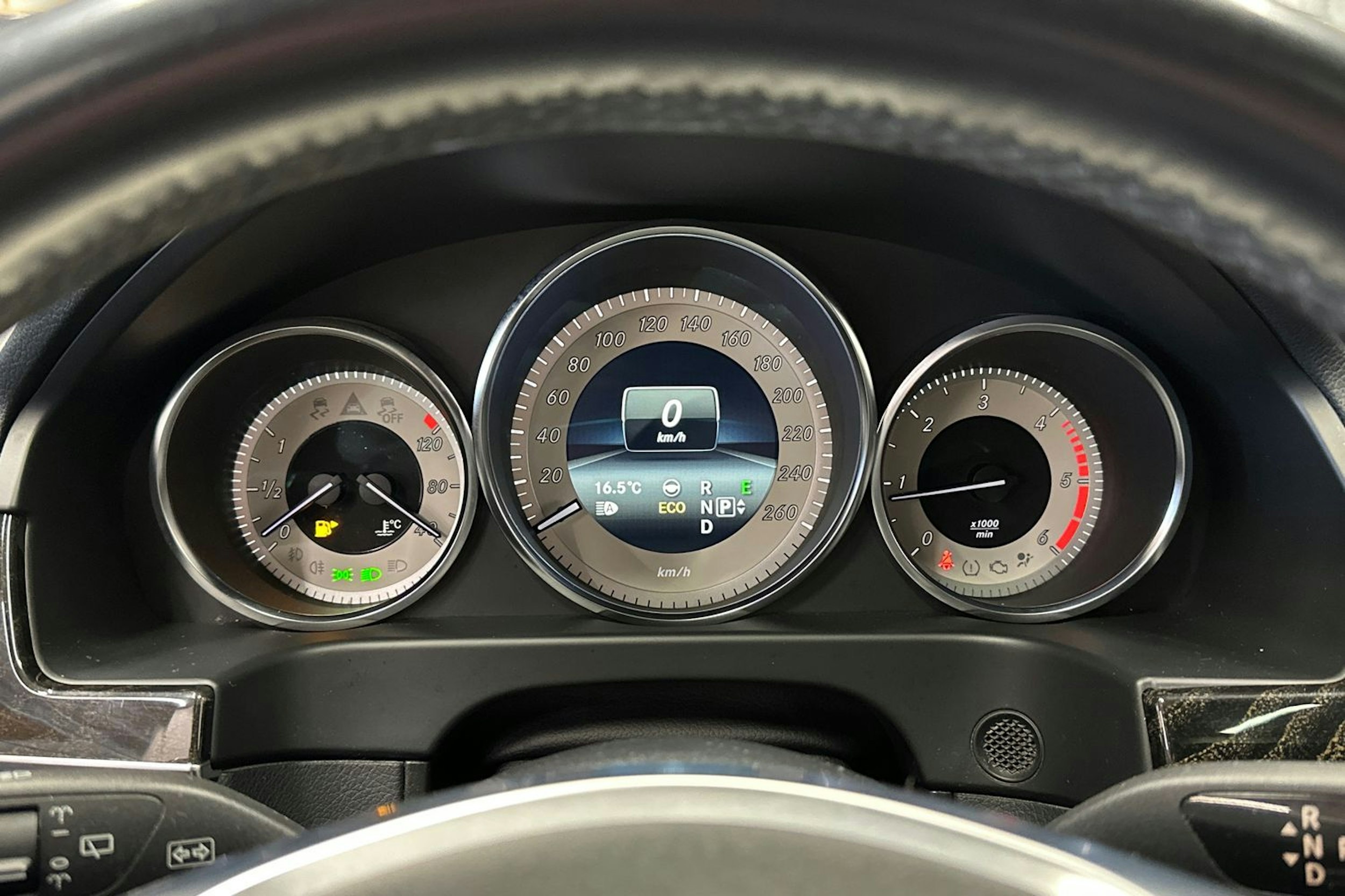musta Mercedes-Benz E 2014 kuva 26.