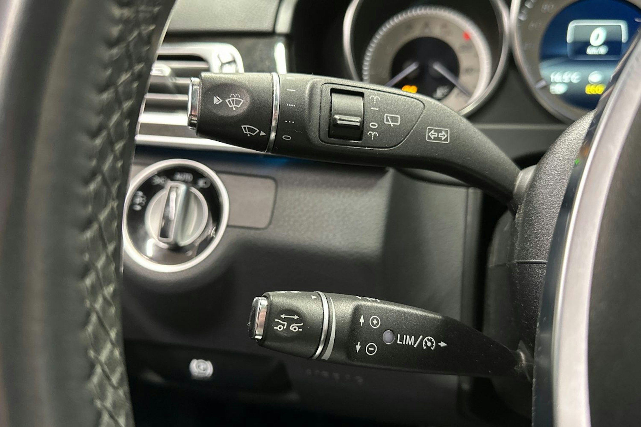 musta Mercedes-Benz E 2014 kuva 27.