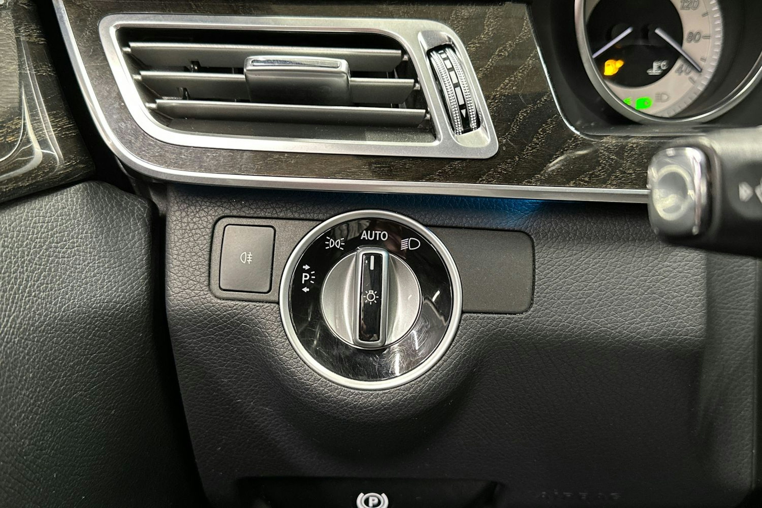 musta Mercedes-Benz E 2014 kuva 31.