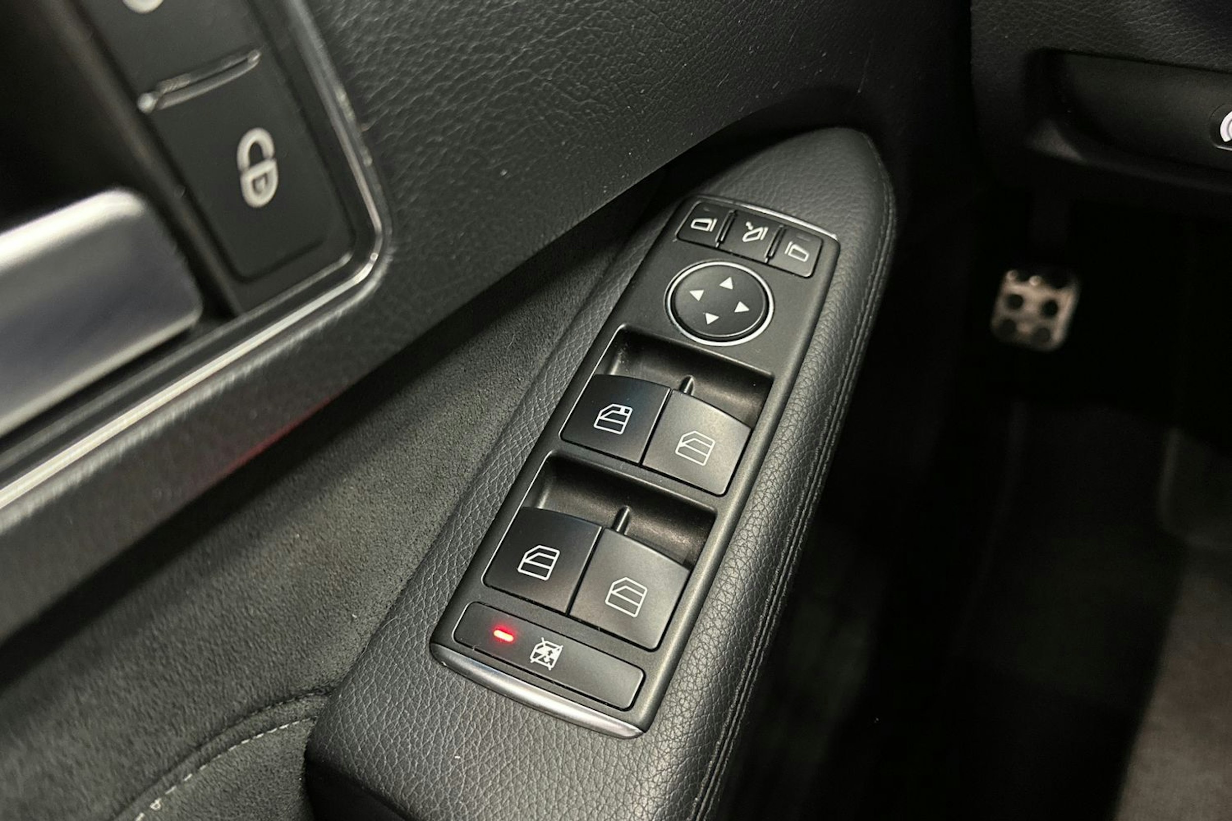 musta Mercedes-Benz E 2014 kuva 32.