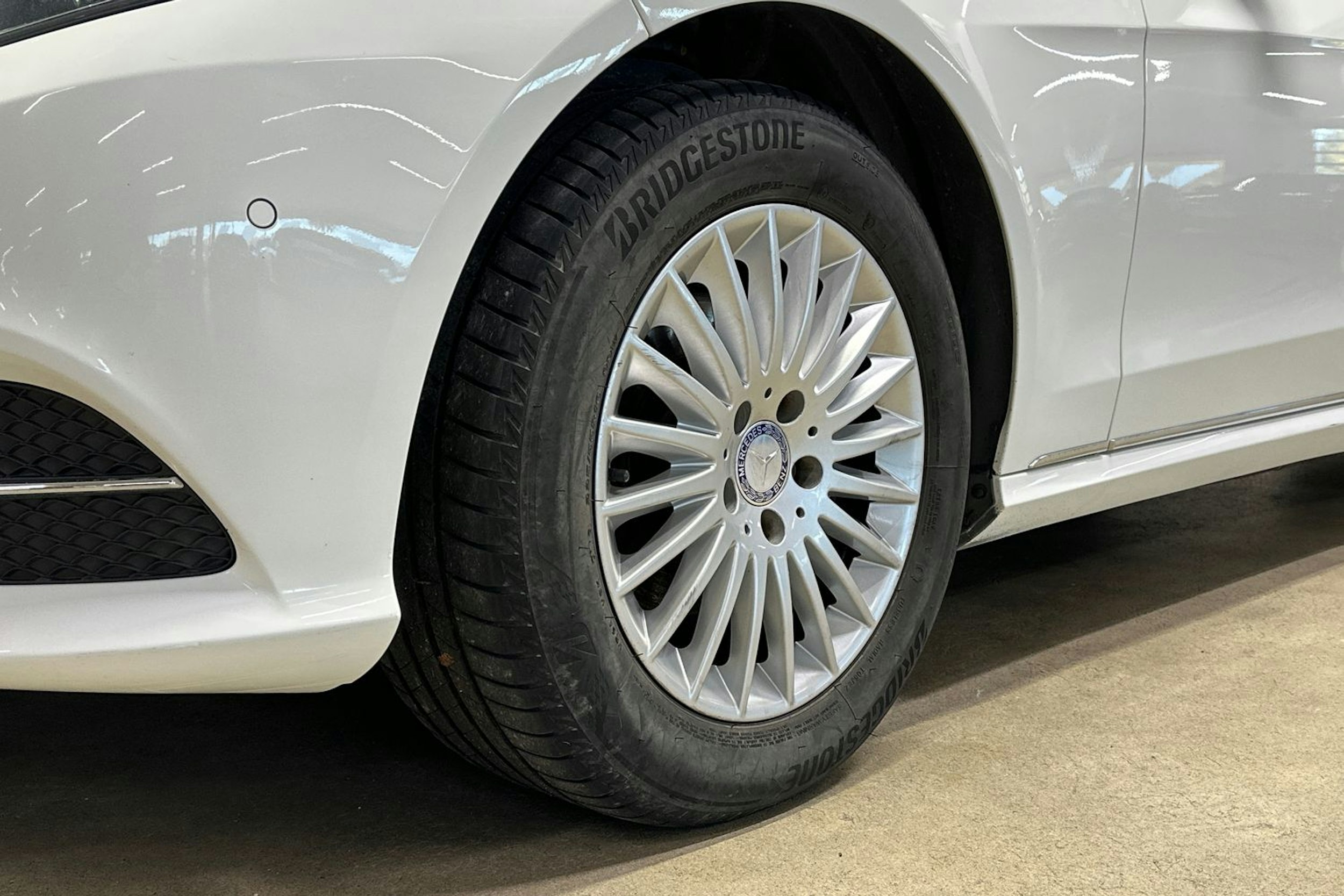 valkoinen Mercedes-Benz E 2014 kuva 11.